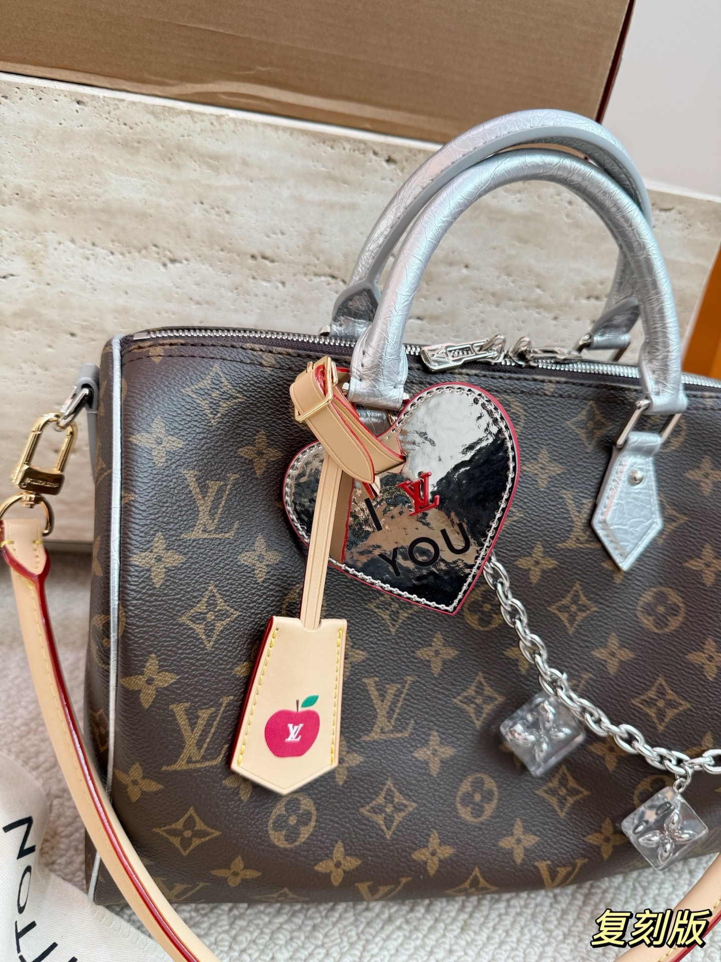 （Louis Vuitton）Speedy Bandoulière 30