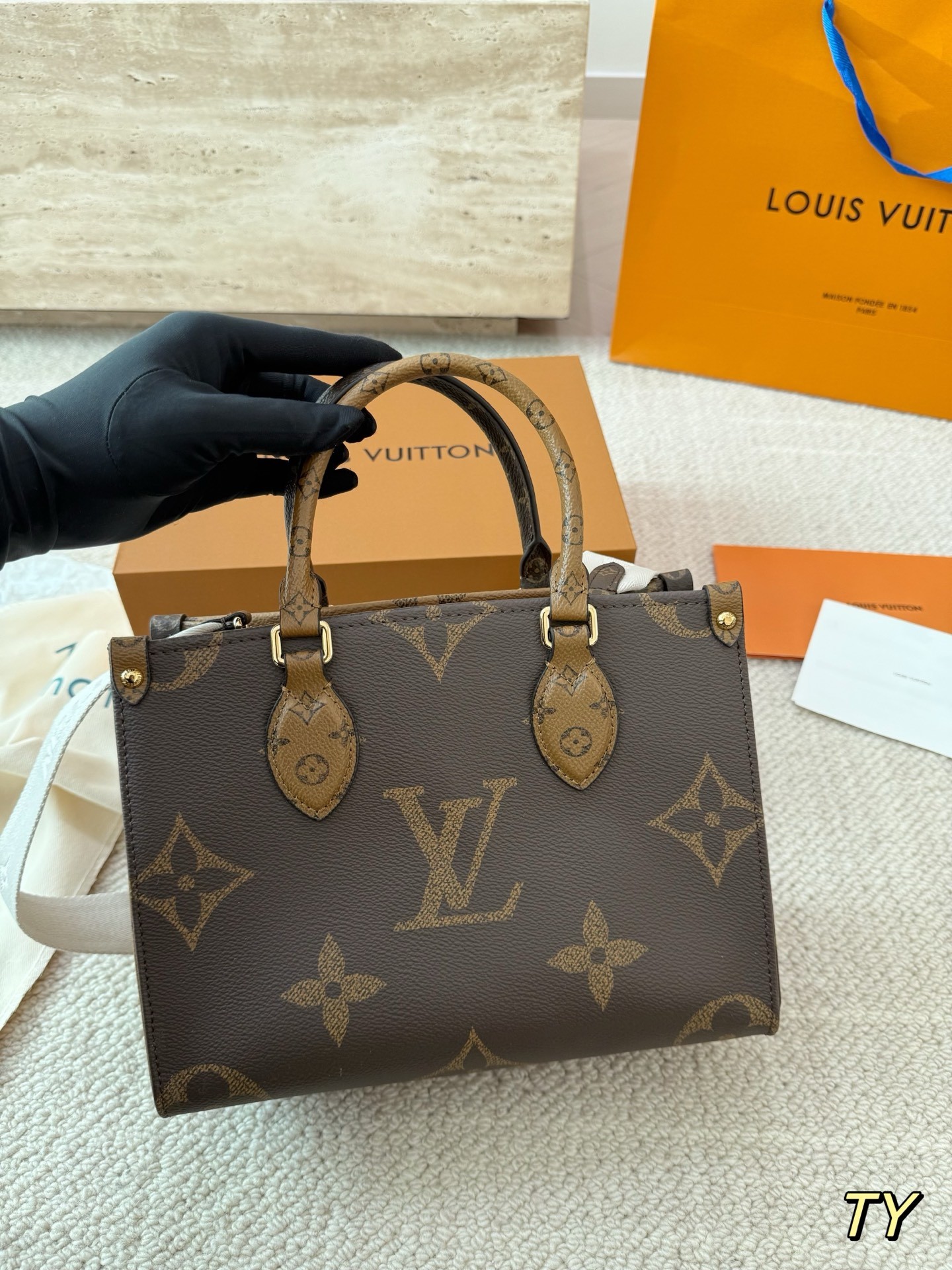 （Louis Vuitton） OnTheGo PM