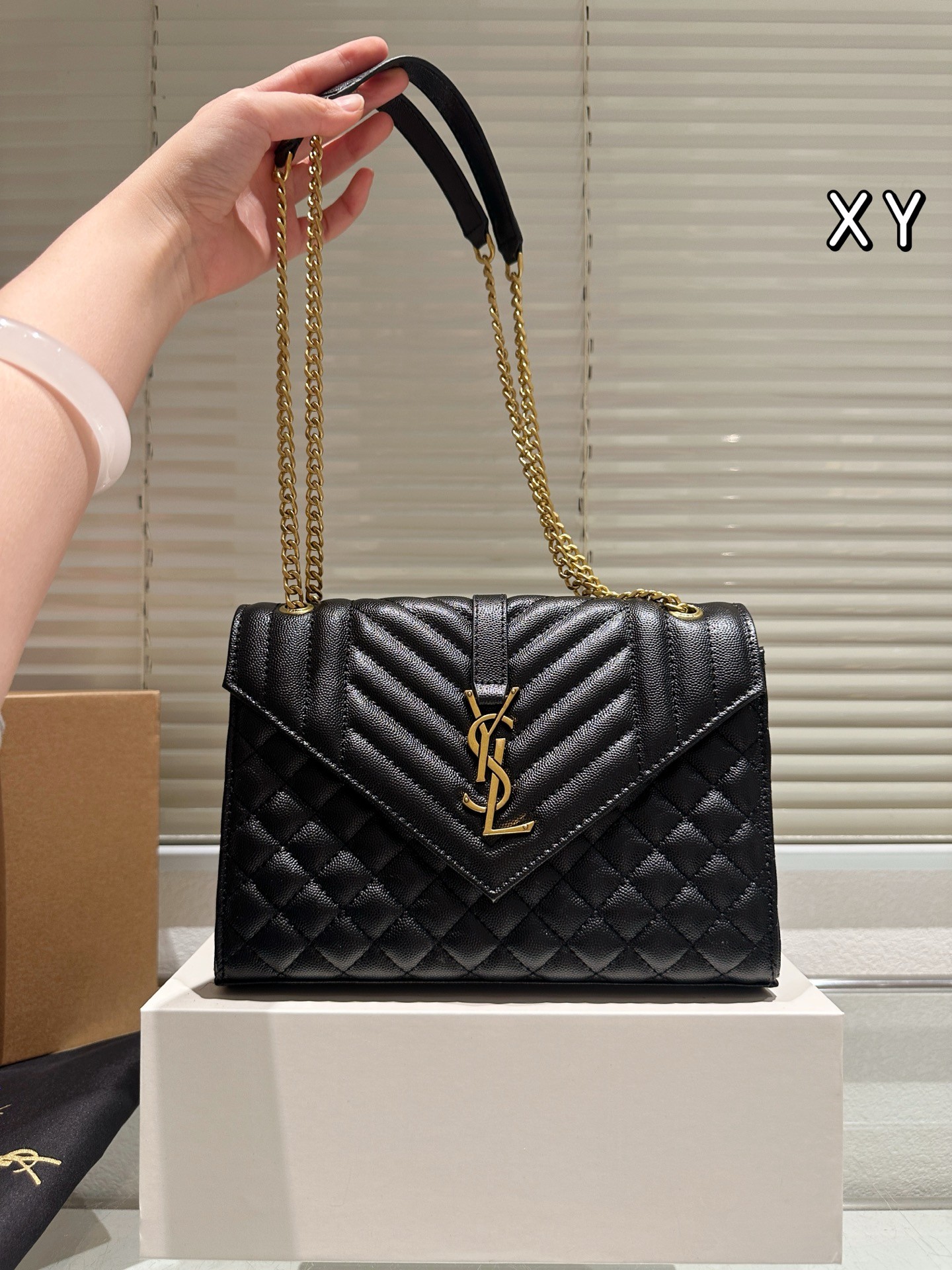 （Saint Laurent) un sac enveloppe de taille moyenne