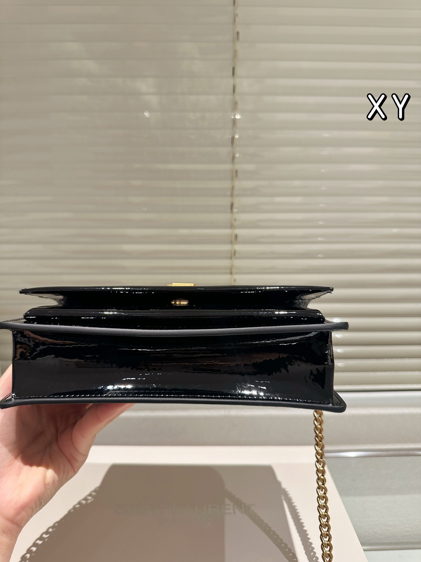 Sac à chaîne en cuir verni (Saint Laurent).