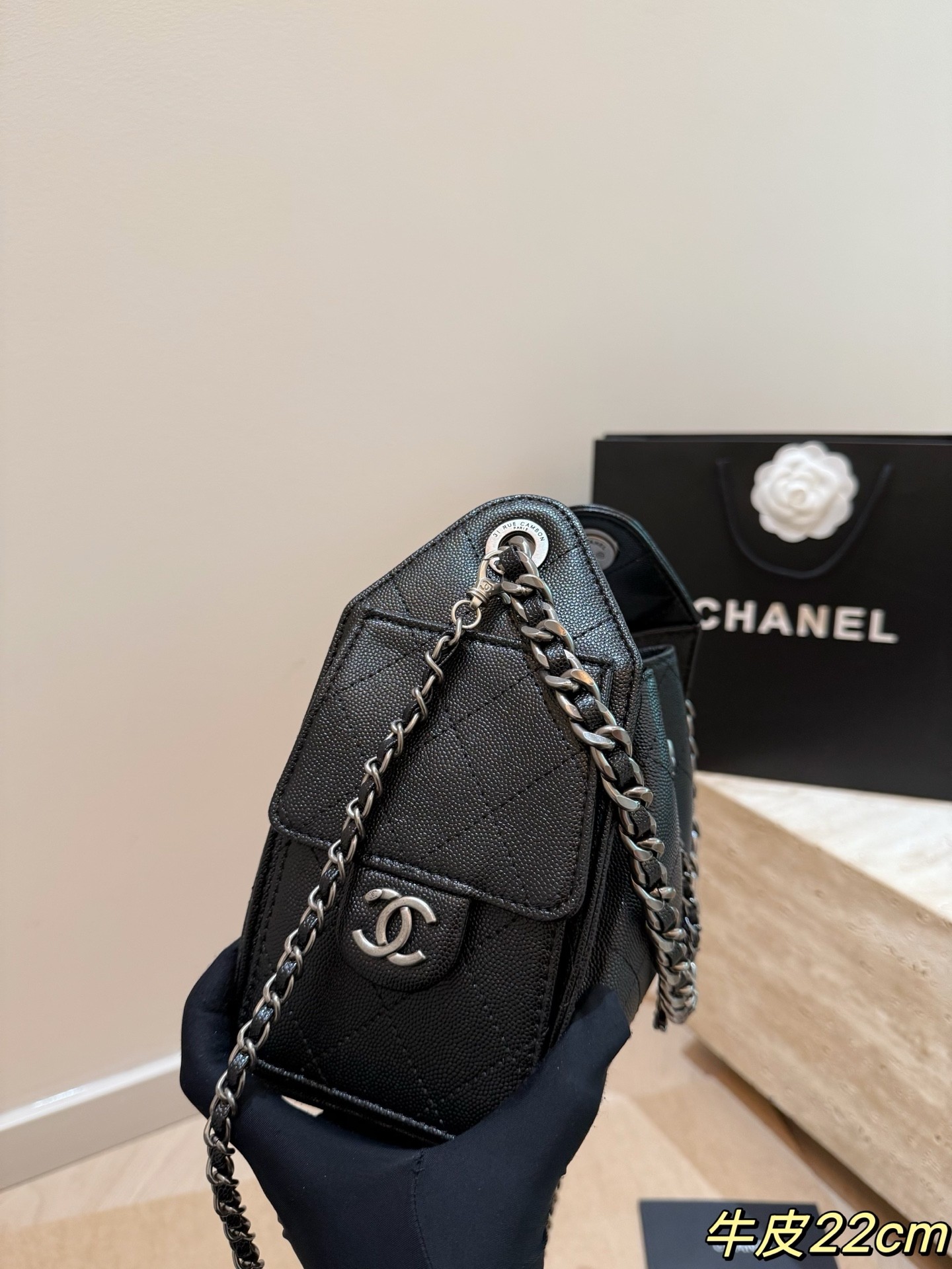 (Chanel) 22 Mini Handbag