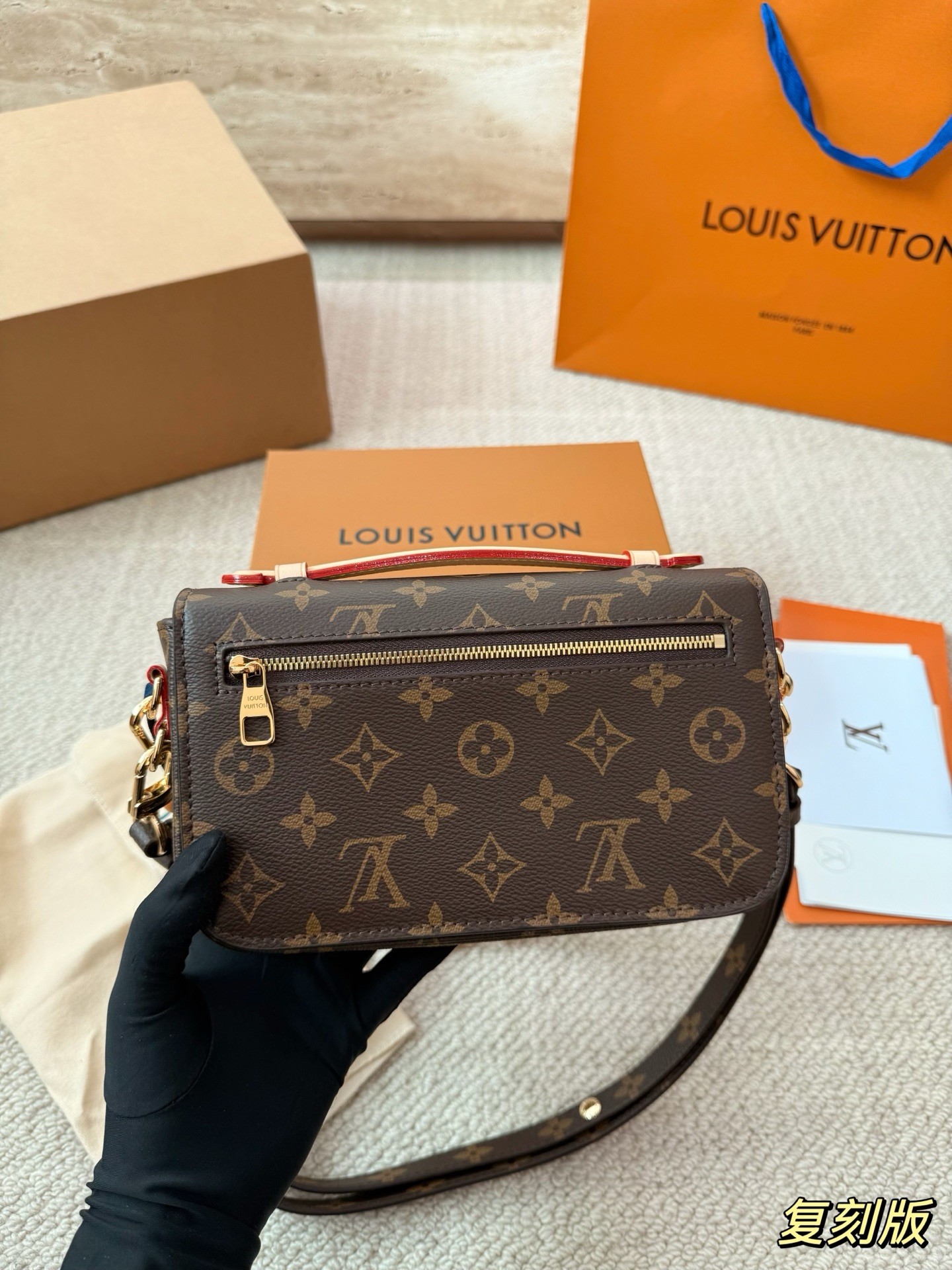 （Louis Vuitton）Pochette Métis East West