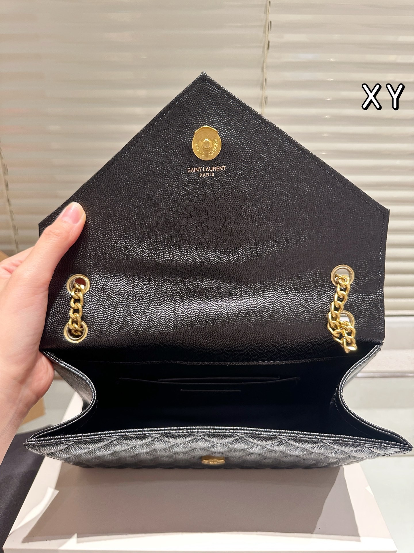 （Saint Laurent) un sac enveloppe de taille moyenne