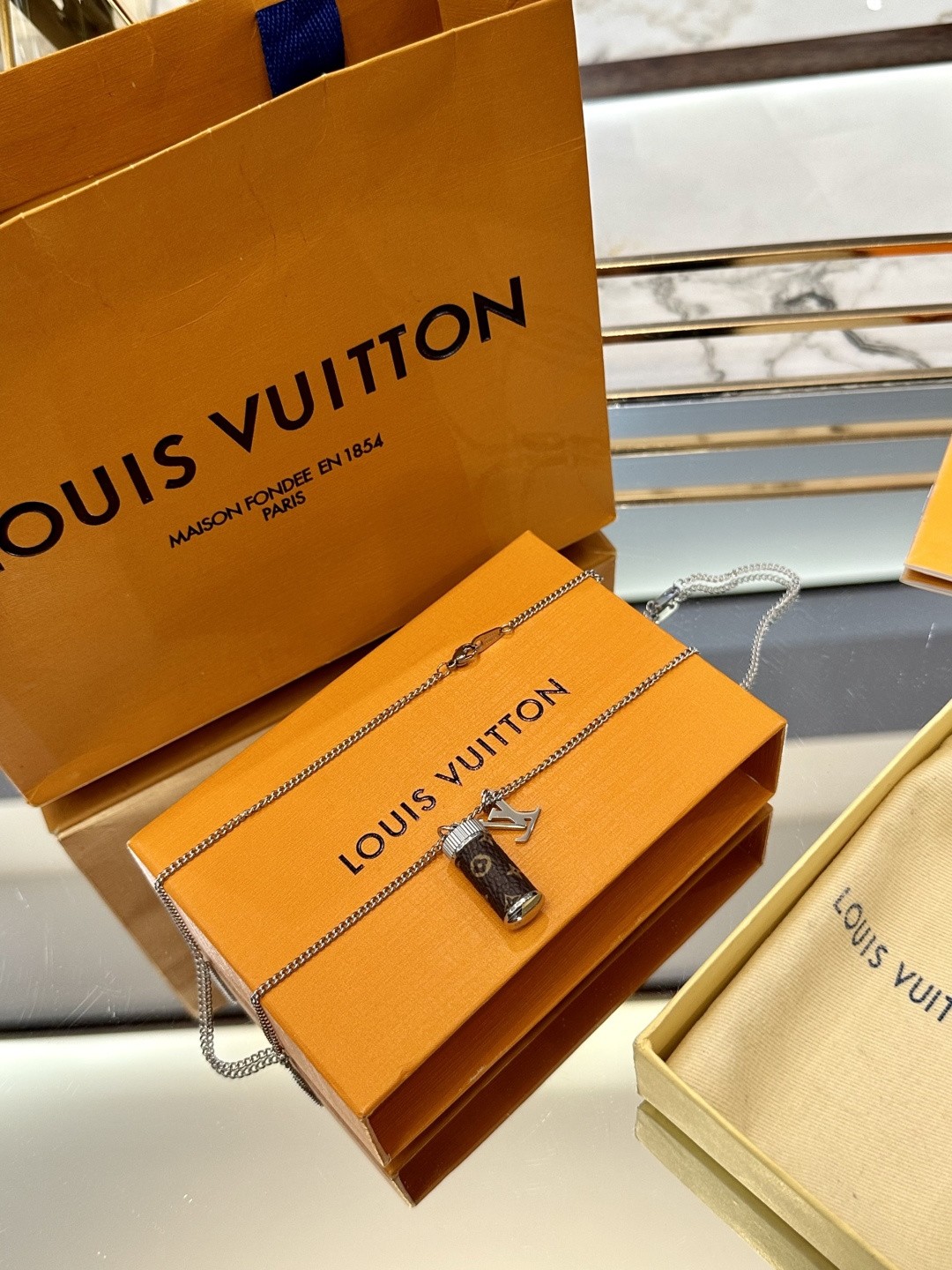 （Louis Vuitton）Monogram Eclipse