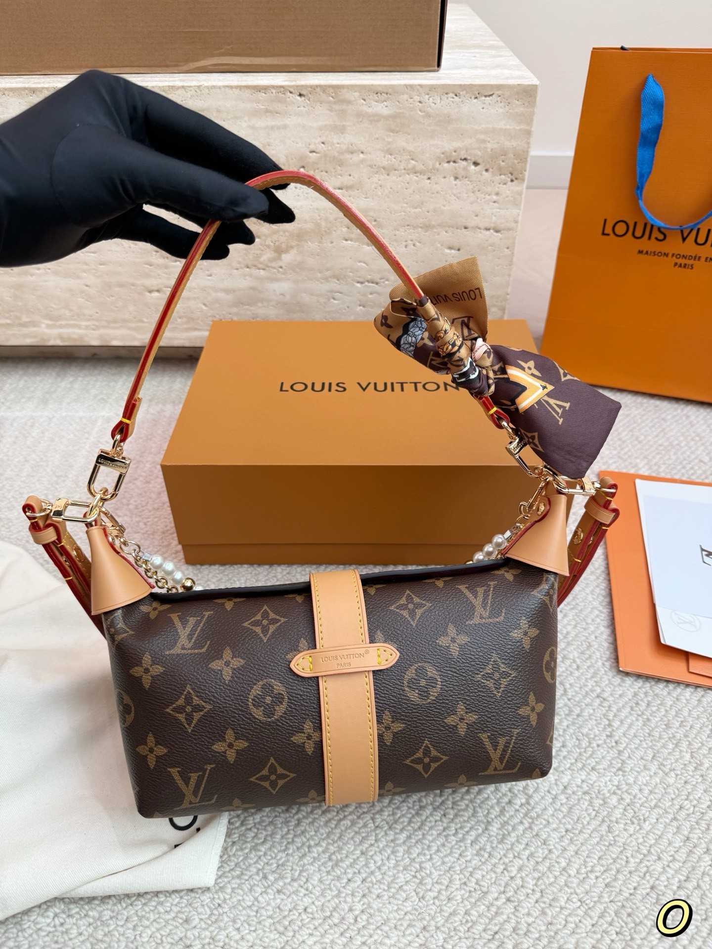 （Louis Vuitton）Pochette Mia