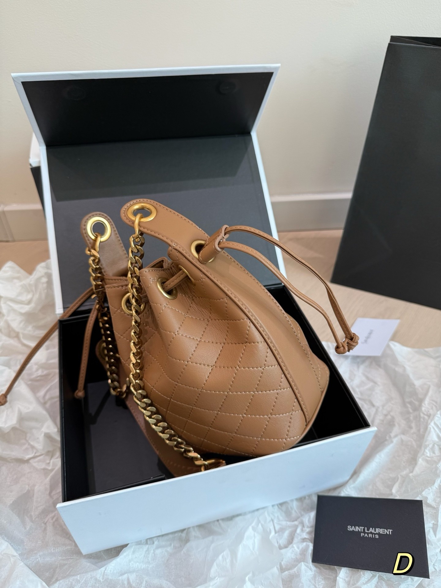 Sac seau en cuir matelassé (Saint Laurent)