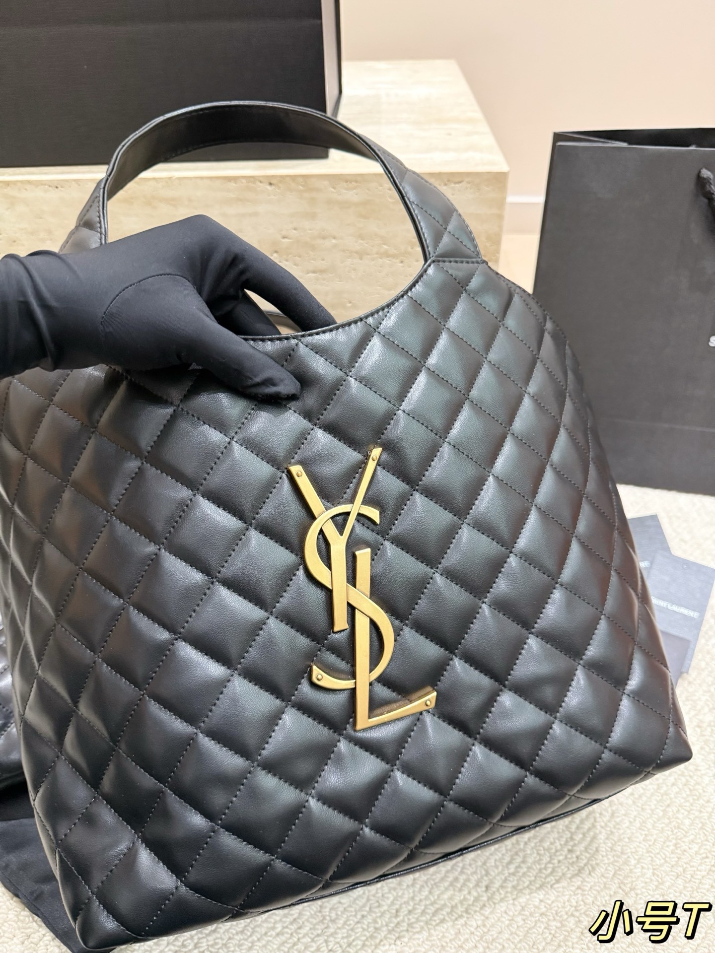 Sac cabas matelassé en cuir d'agneau ICARE de Saint Laurent