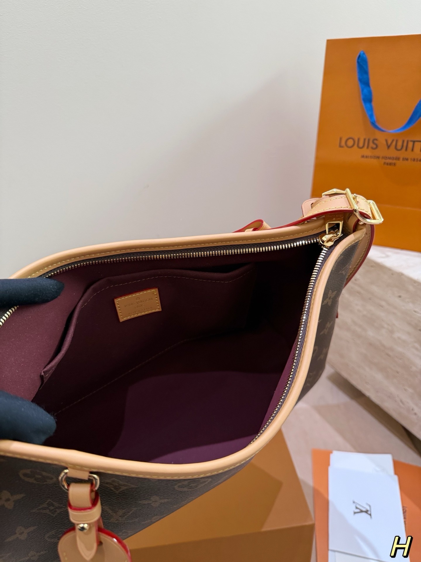 (Louis Vuitton)  CarryAll East West