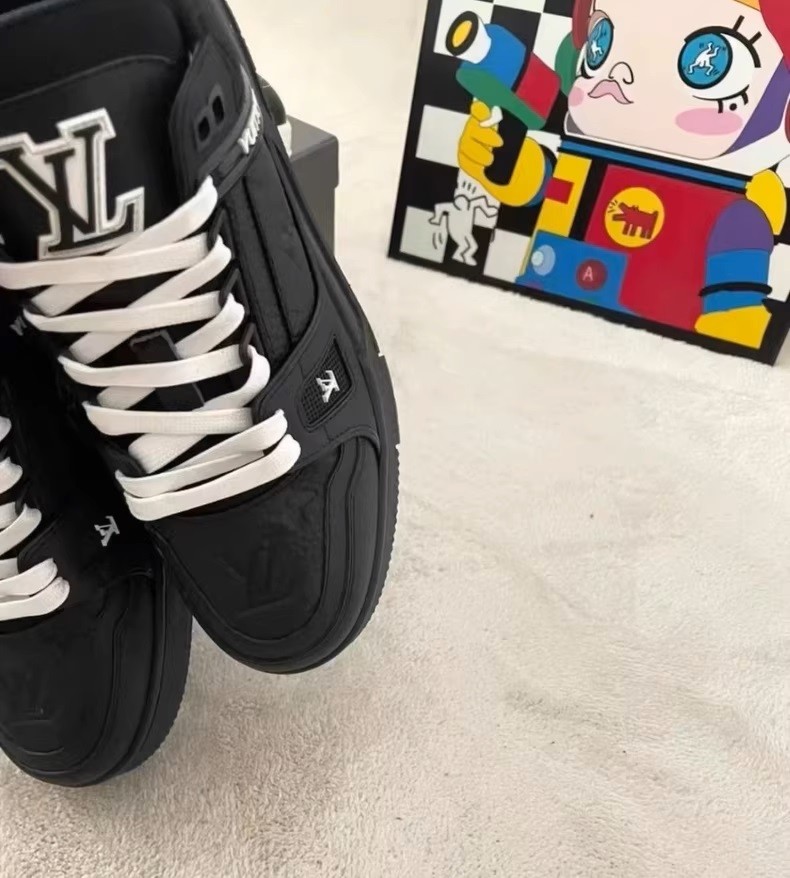 (Louis Vuitton) LV Trainer sneakers.