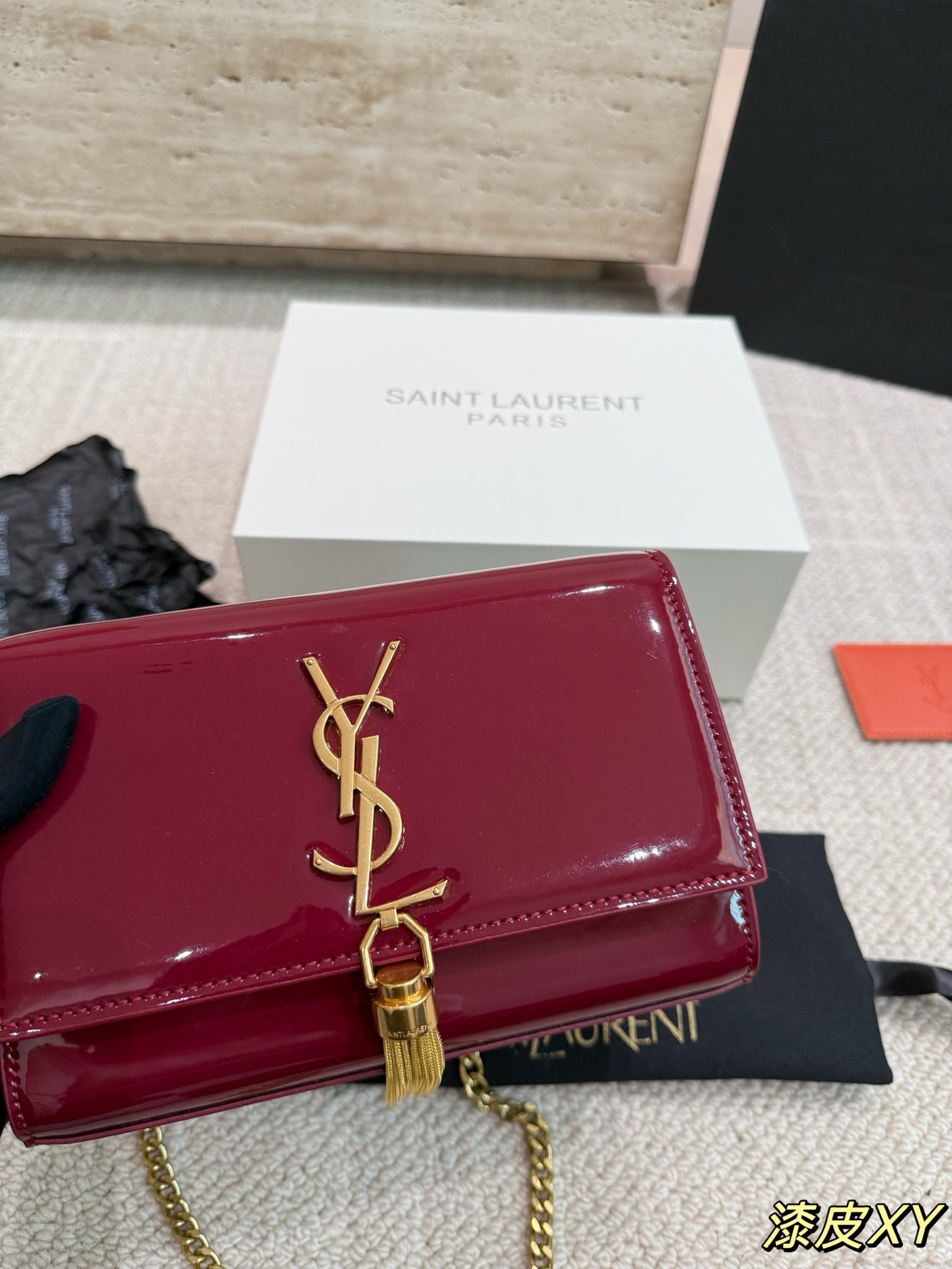 Sac à chaîne mini Kate en cuir verni Saint Laurent.