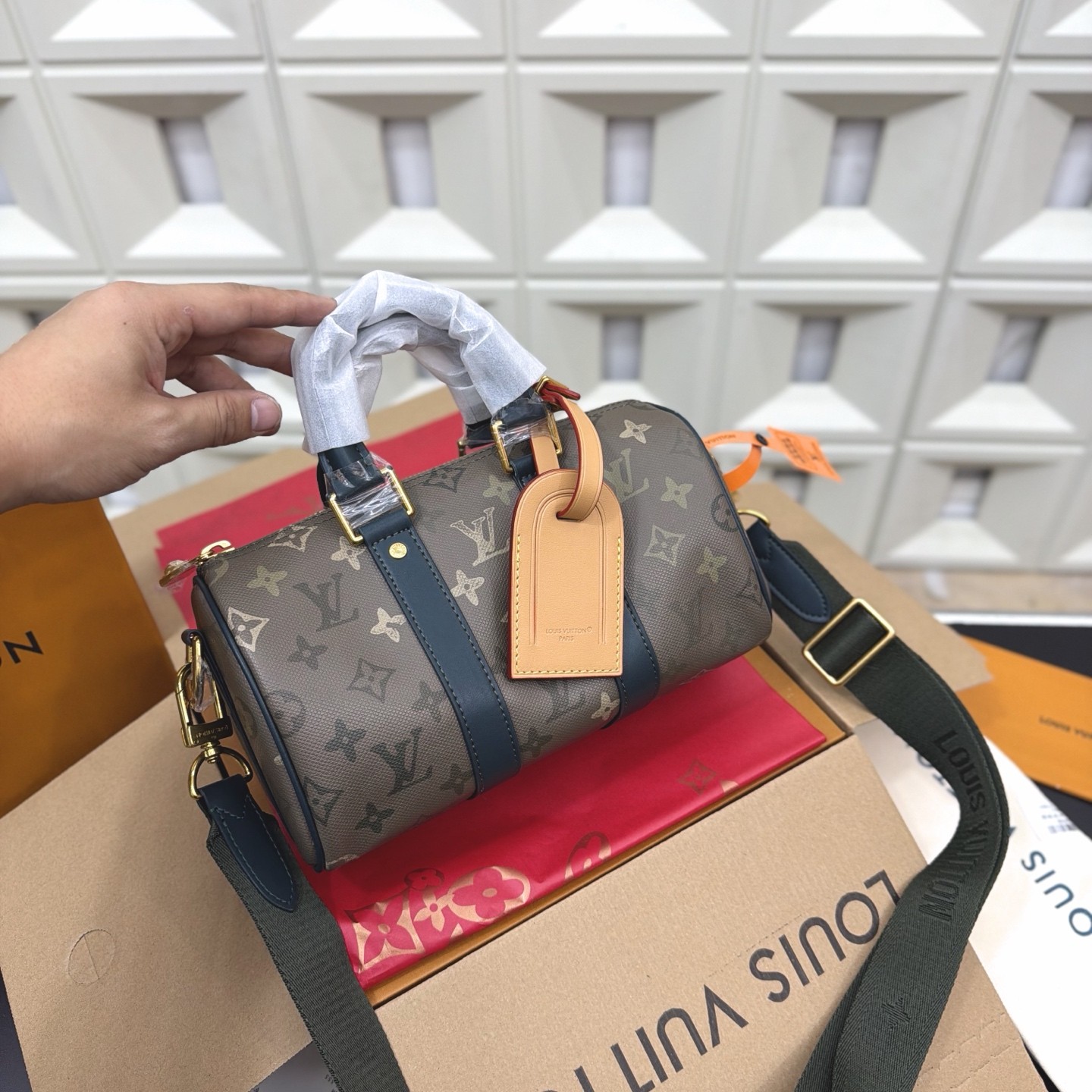 Louis Vuitton Keepall Bandoulière 25 Handbag