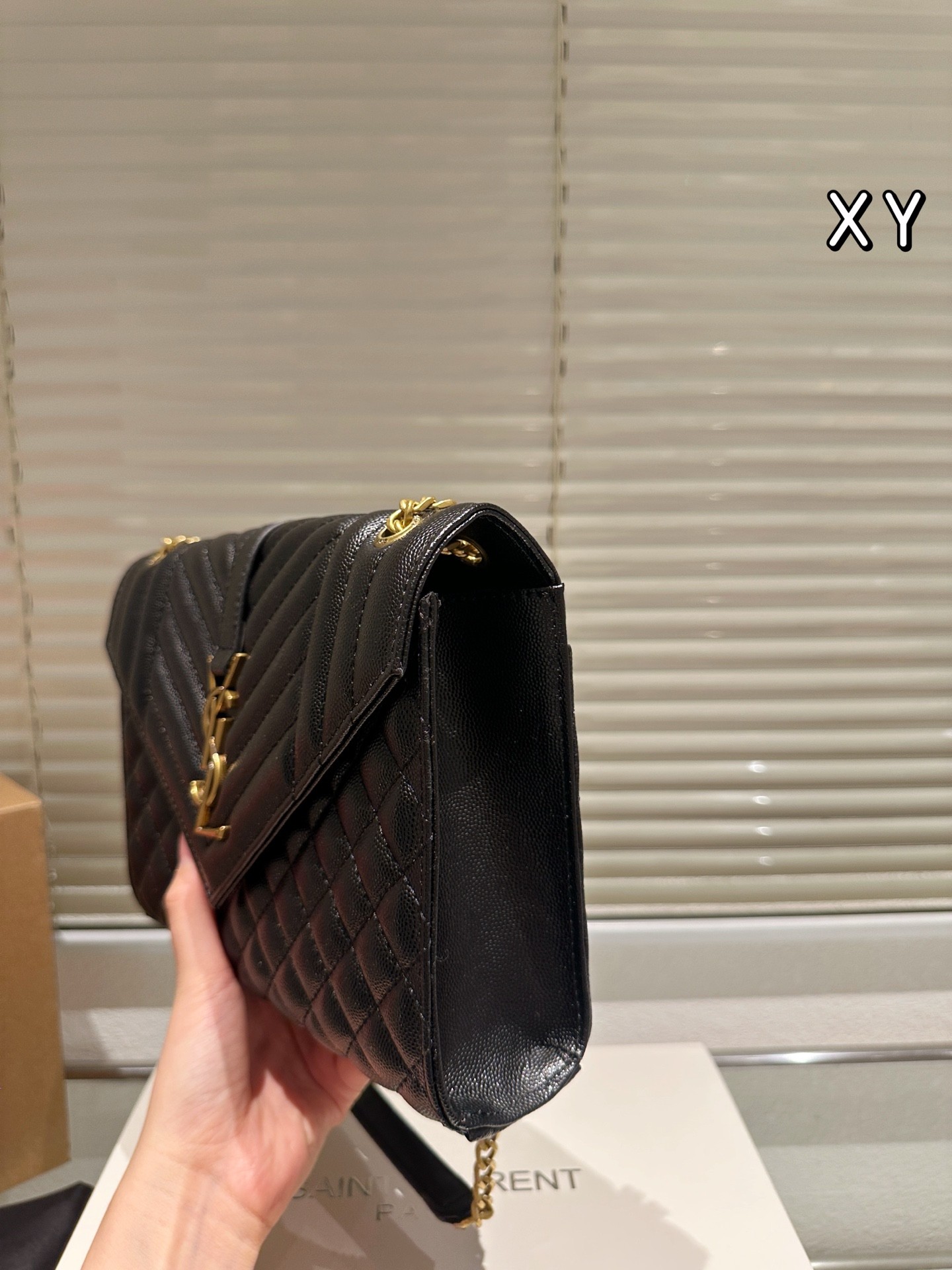 （Saint Laurent) un sac enveloppe de taille moyenne