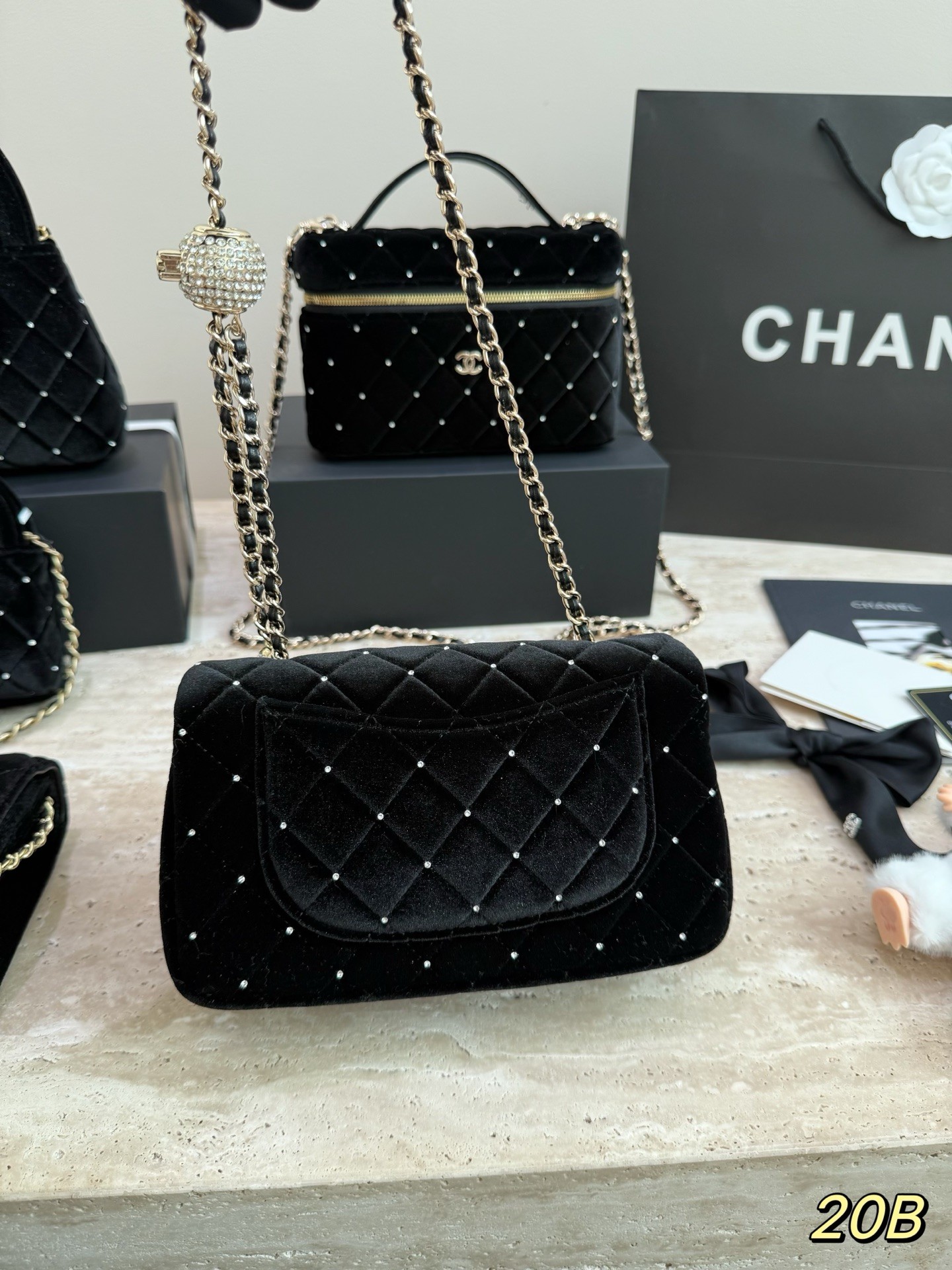 （Chanel）Sac à rabat en velours noir