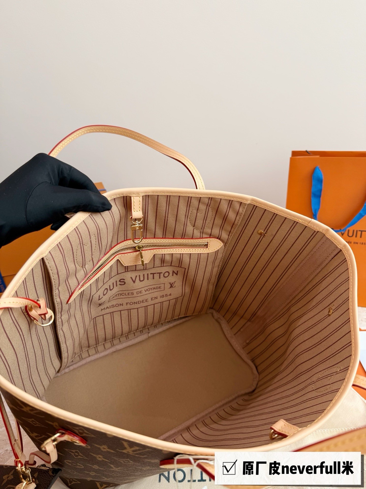 (Louis Vuitton) Neverfull MM Monogram Handbag.