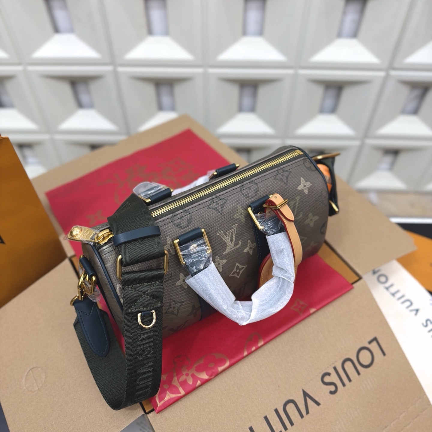 Louis Vuitton Keepall Bandoulière 25 Handbag