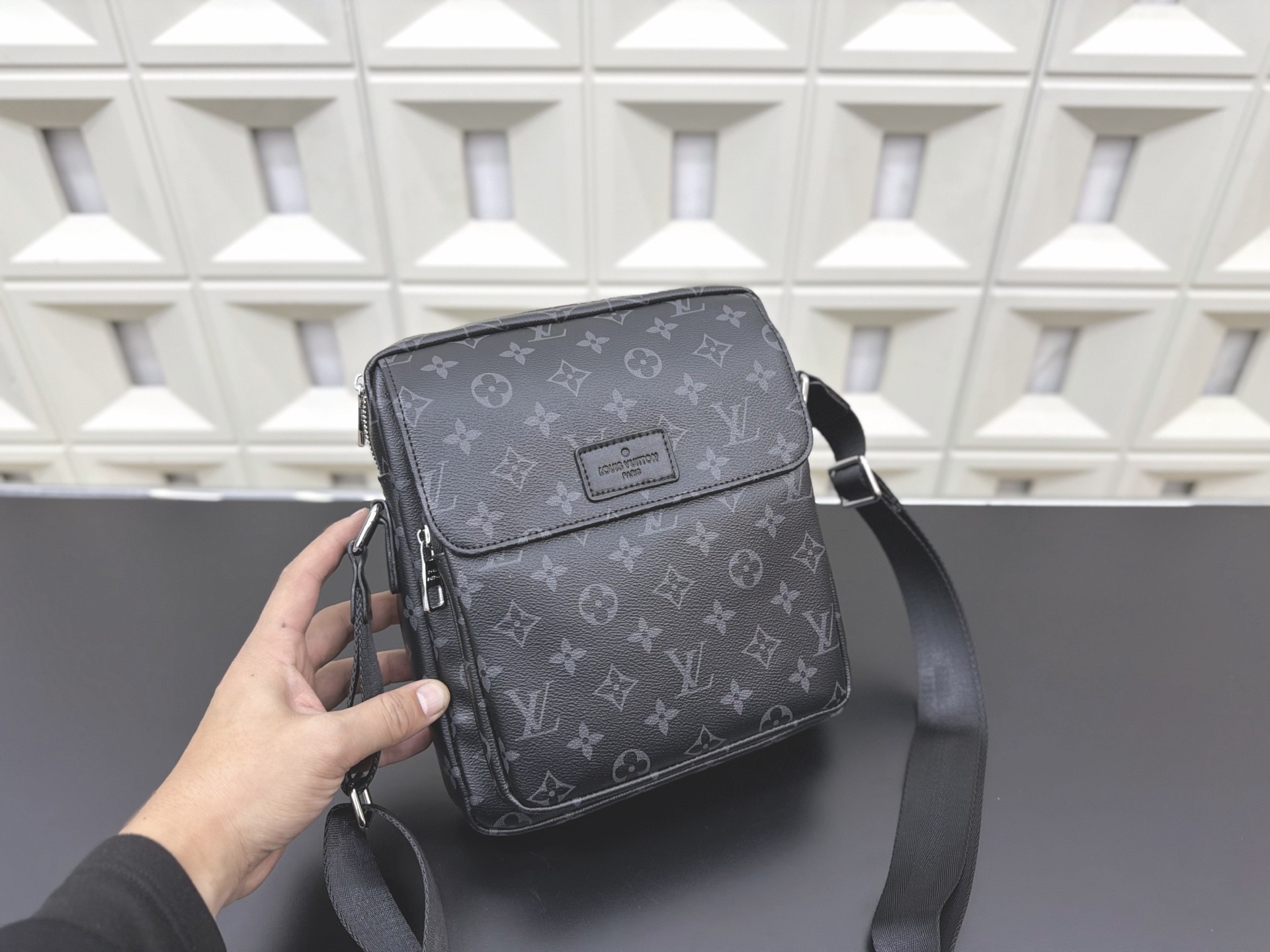 (Louis Vuitton) District PM