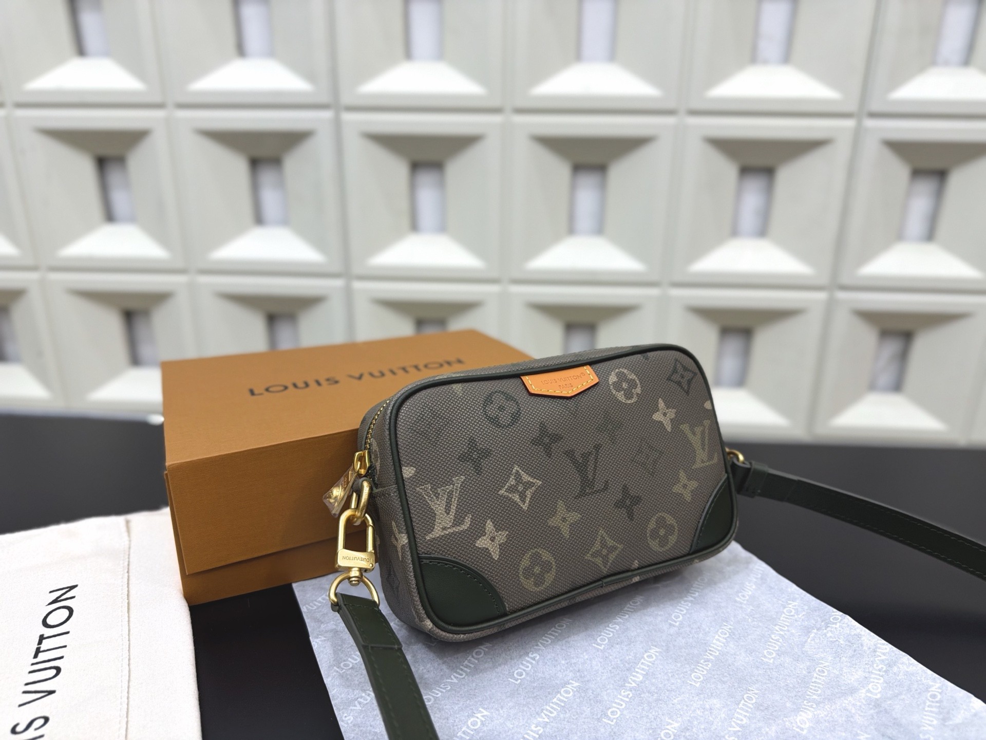 （Louis Vuitton）Trocadéro Wearable Wallet