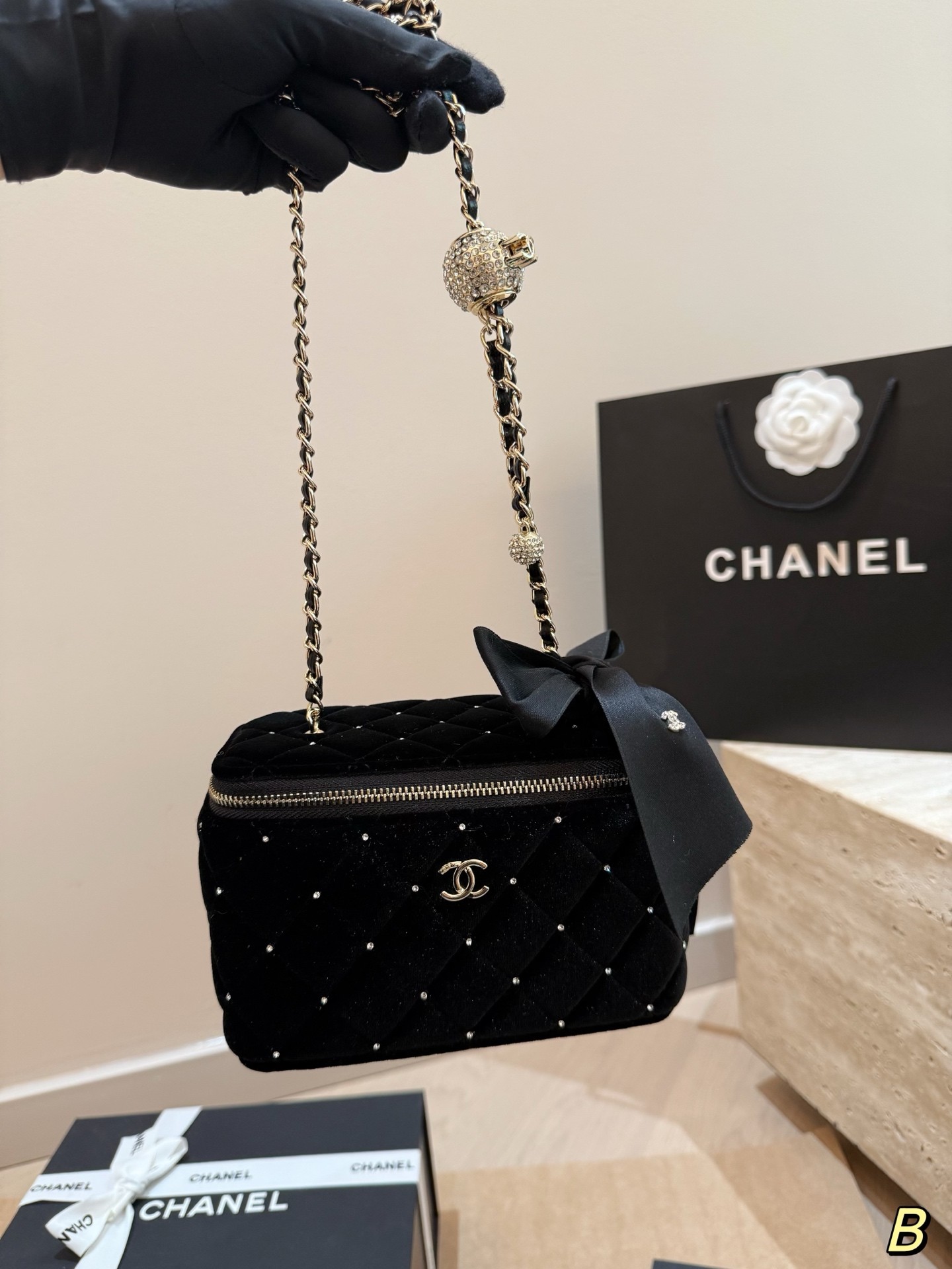 (Chanel) Chain Makeup Bag