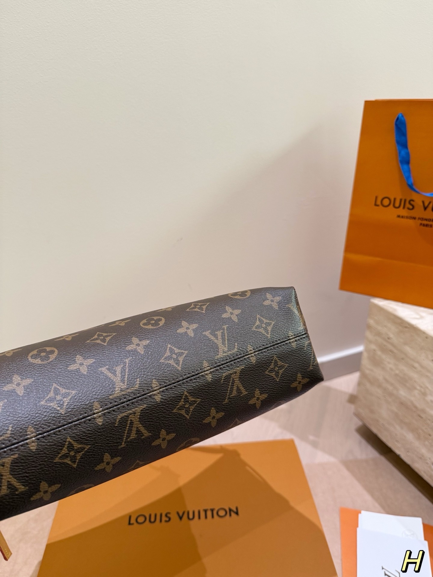 (Louis Vuitton)  CarryAll East West