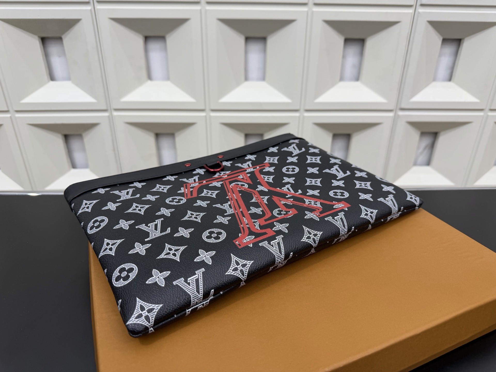 （Louis Vuitton）Monogram Ink Upside Down Pochette Apollo GM