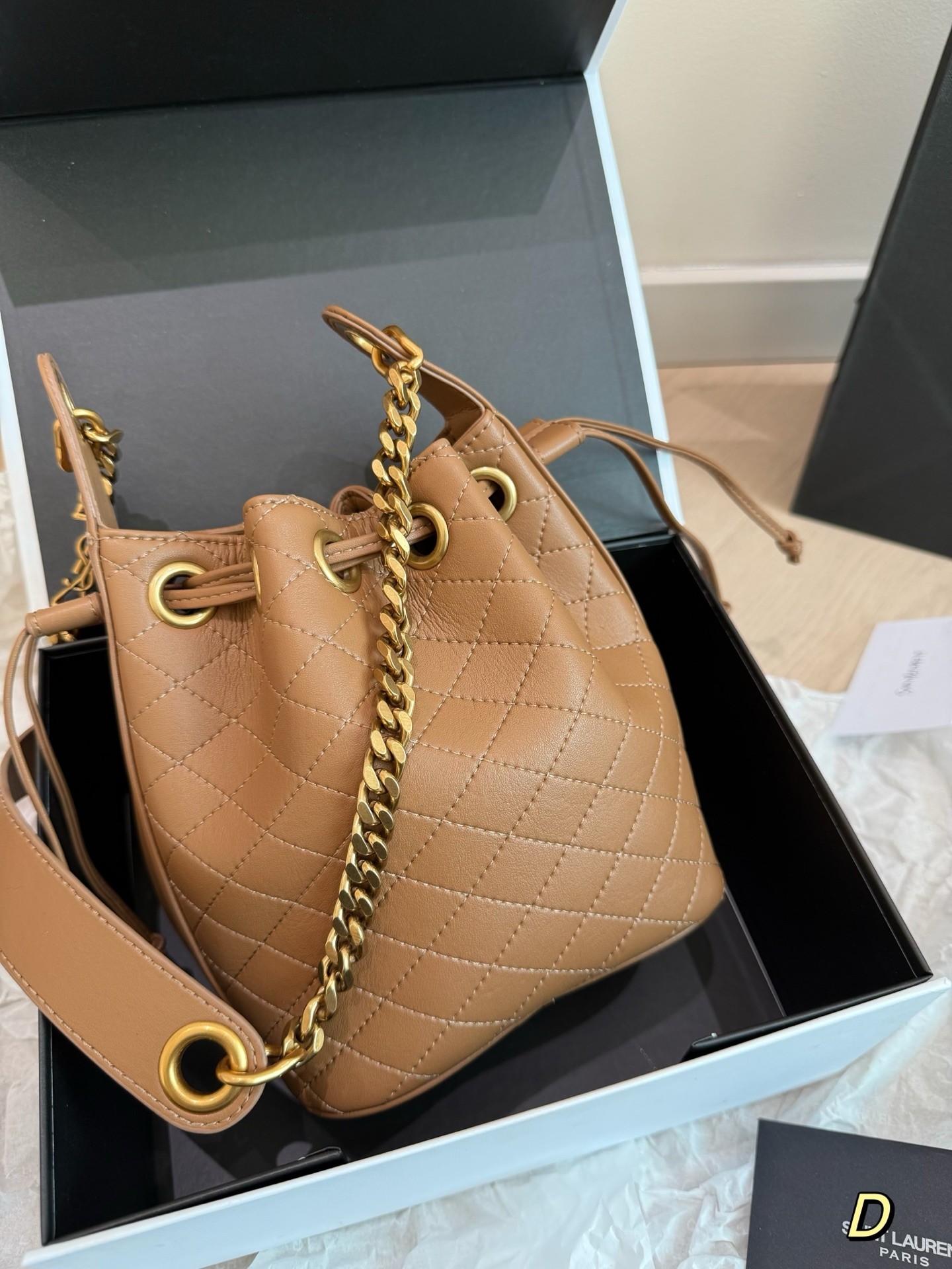 Sac seau en cuir matelassé (Saint Laurent)