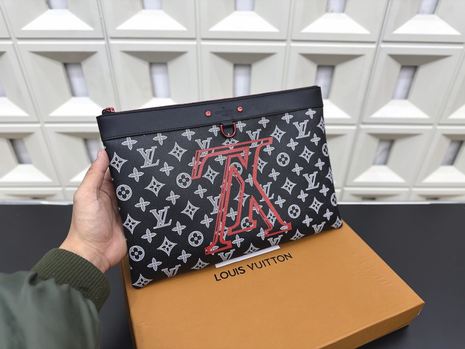 （Louis Vuitton）Monogram Ink Upside Down Pochette Apollo GM