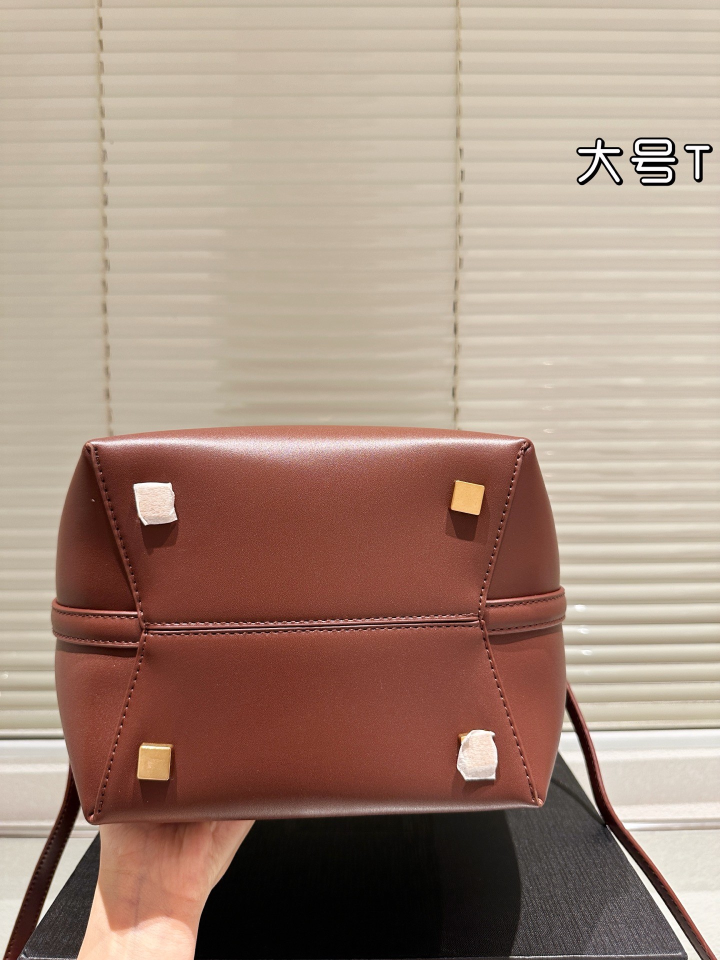 Le sac seau Le 37 d'Yves Saint Laurent