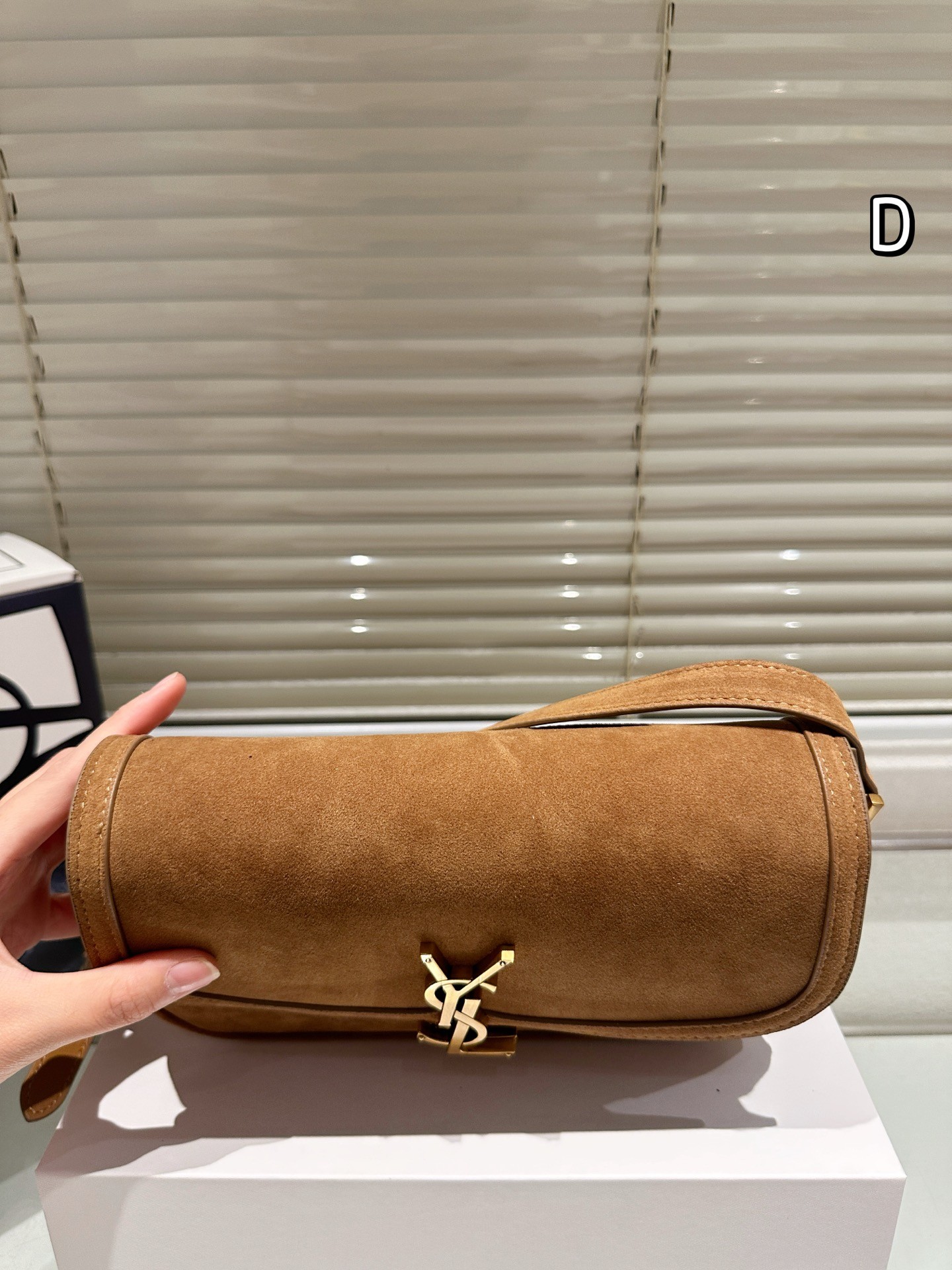 Sac à bandoulière moyen en daim Saint Laurent Solferino