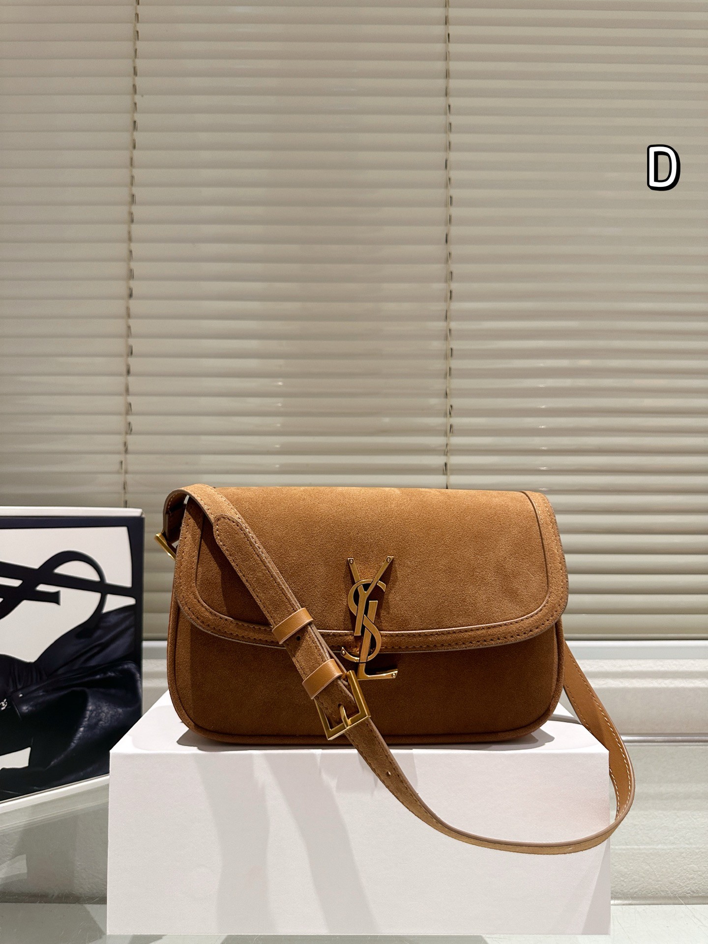 Sac à bandoulière moyen en daim Saint Laurent Solferino