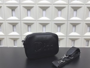 Sac à bandoulière noir Dior avec logo en relief