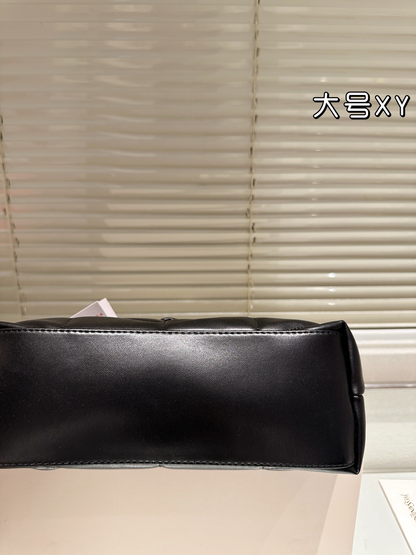 Sac à bandoulière de la série Puffer Loulou d'Yves Saint Laurent.