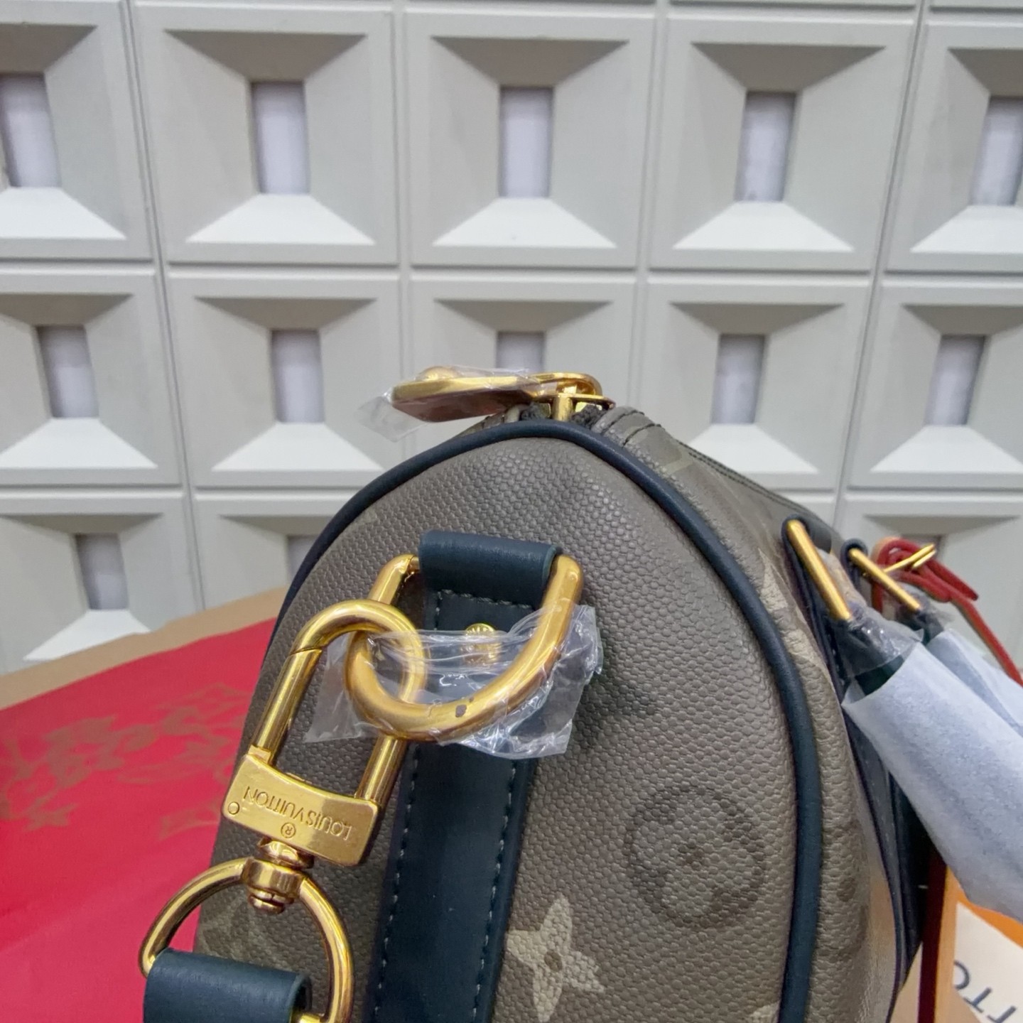 Louis Vuitton Keepall Bandoulière 25 Handbag