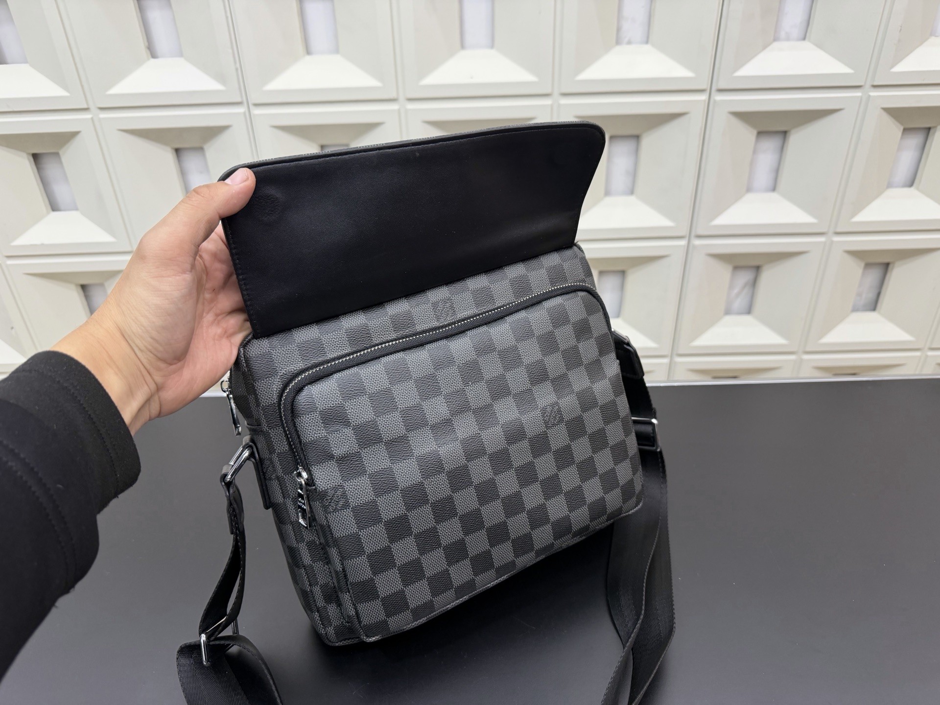 （Louis Vuitton）Monogram Macassar District PM
