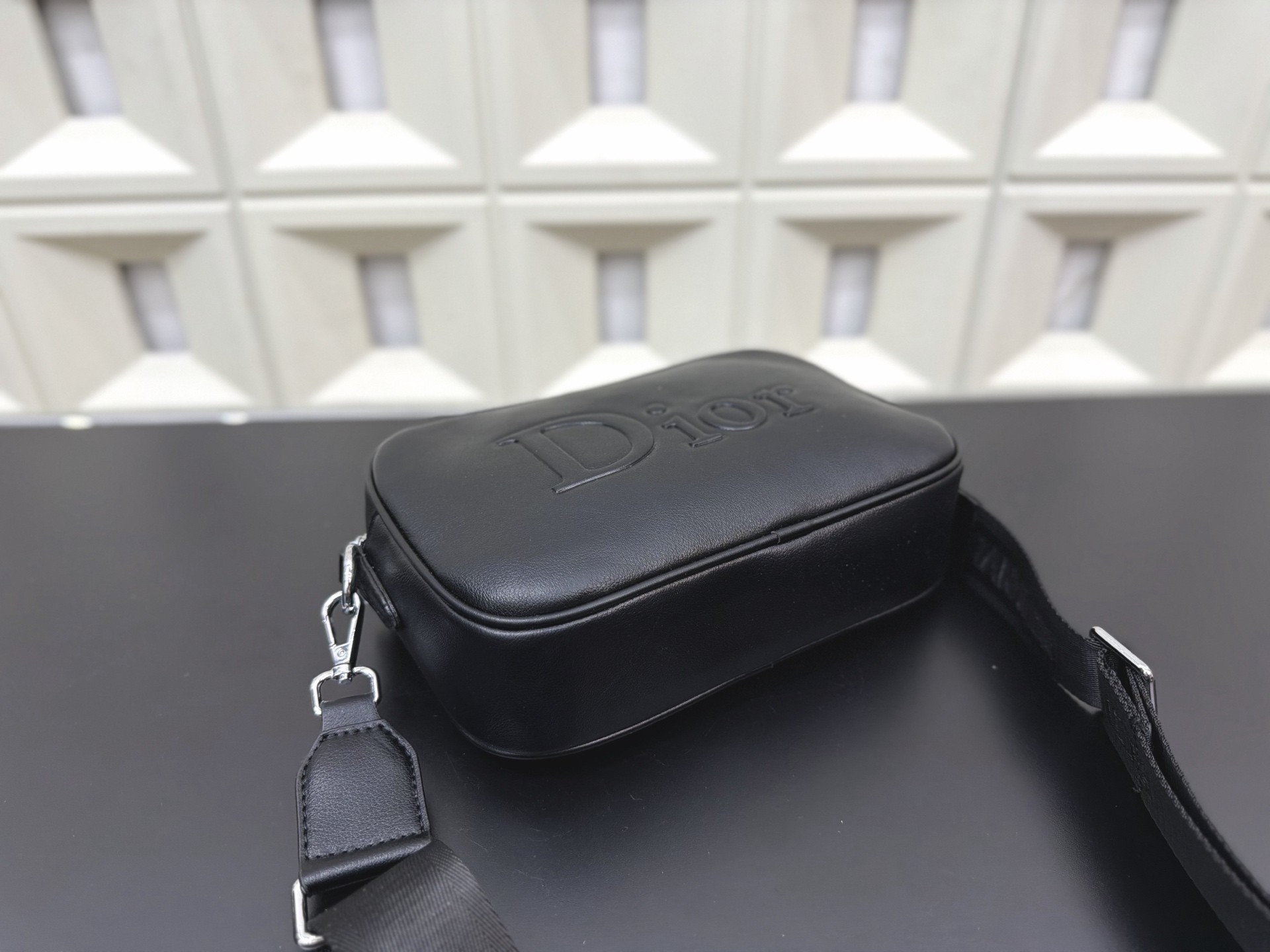 Sac à bandoulière noir Dior avec logo en relief