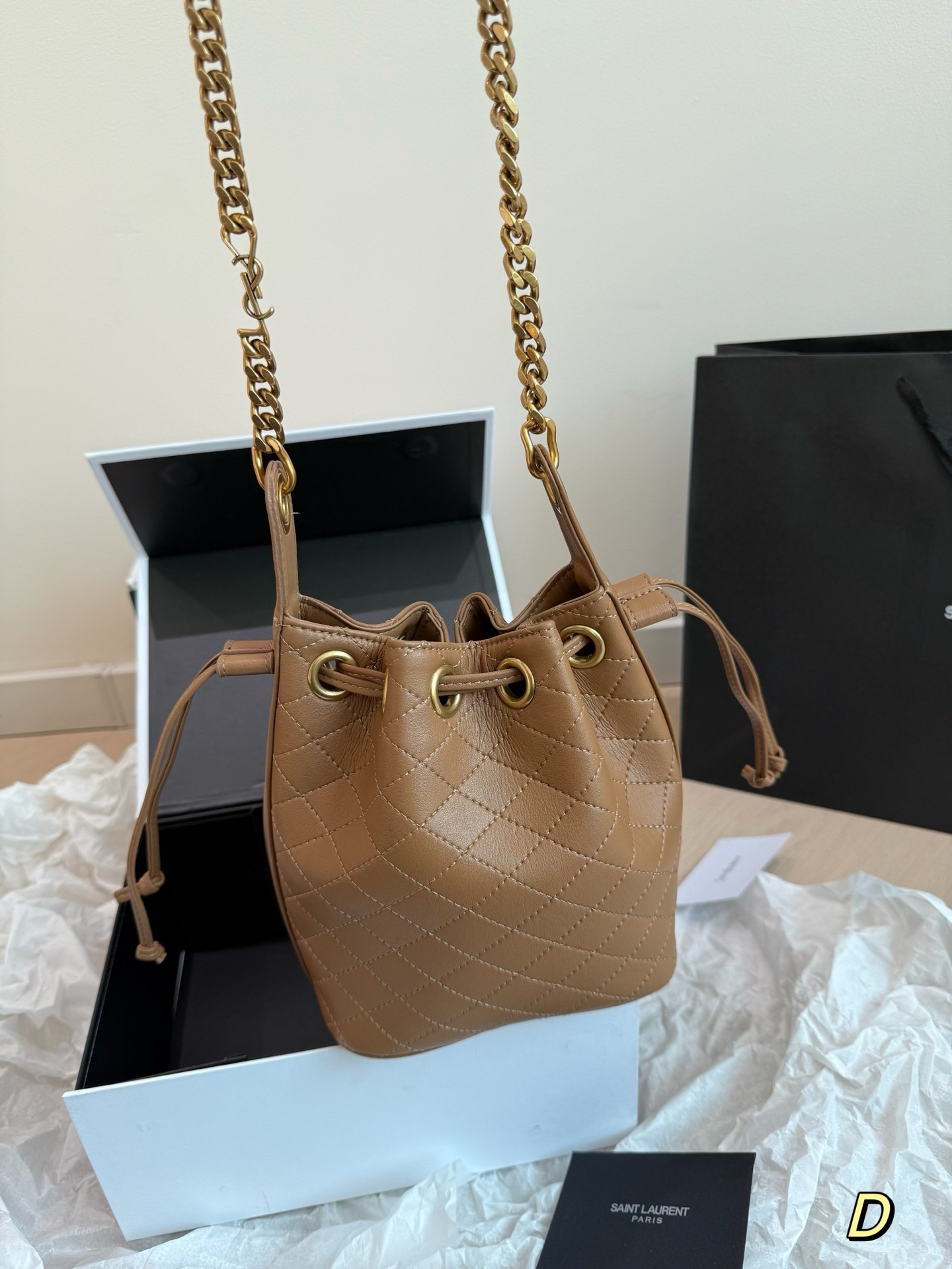 Sac seau en cuir matelassé (Saint Laurent)