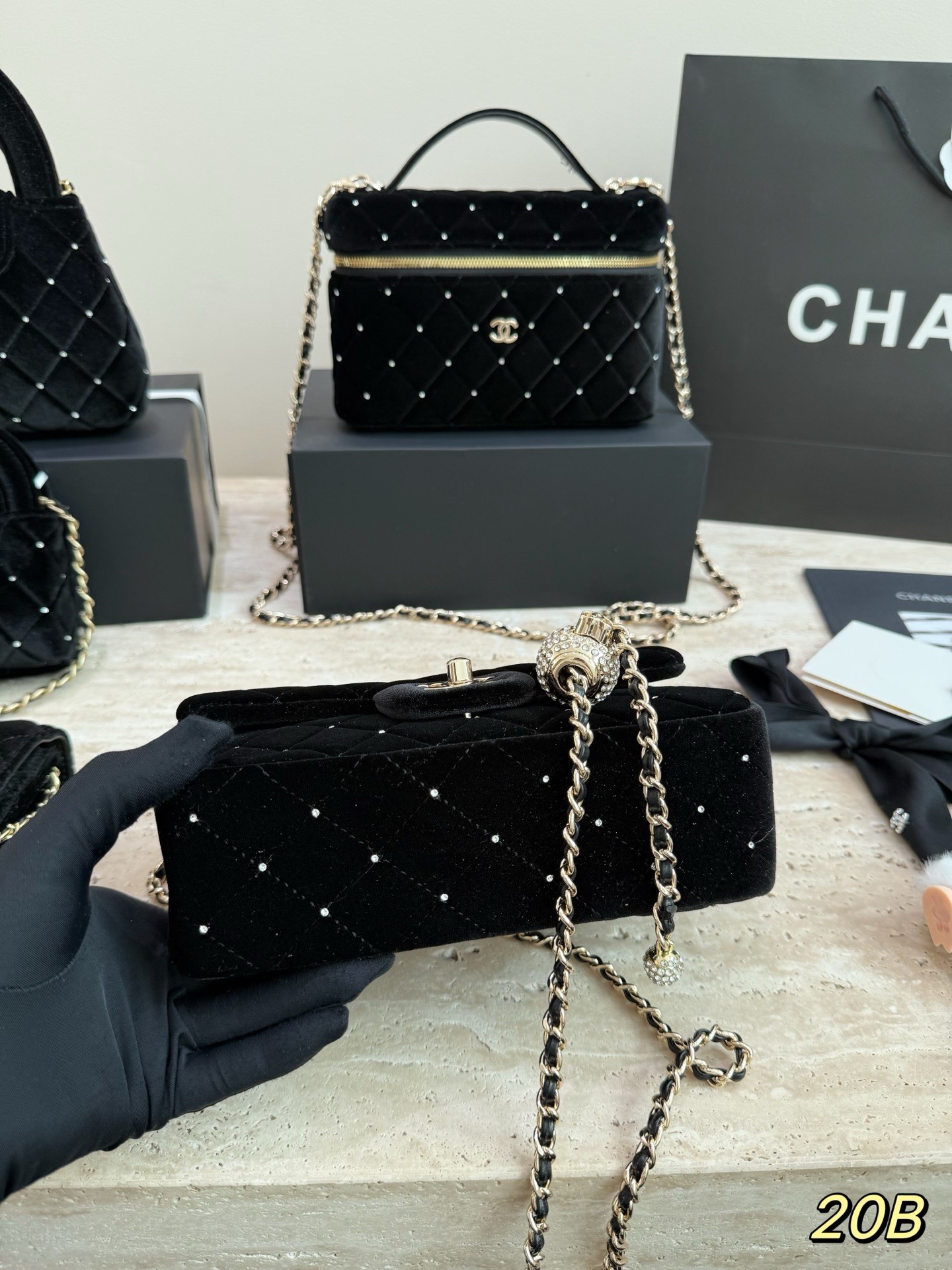 （Chanel）Sac à rabat en velours noir