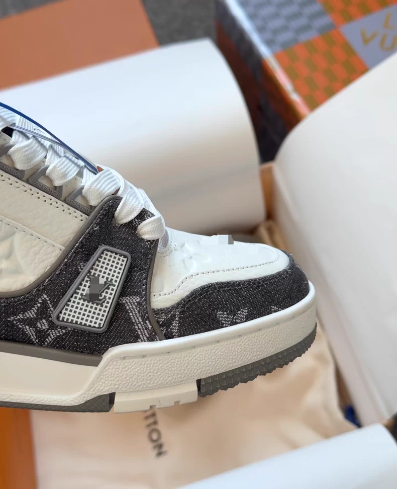 (Louis Vuitton) LV Trainer sneakers.