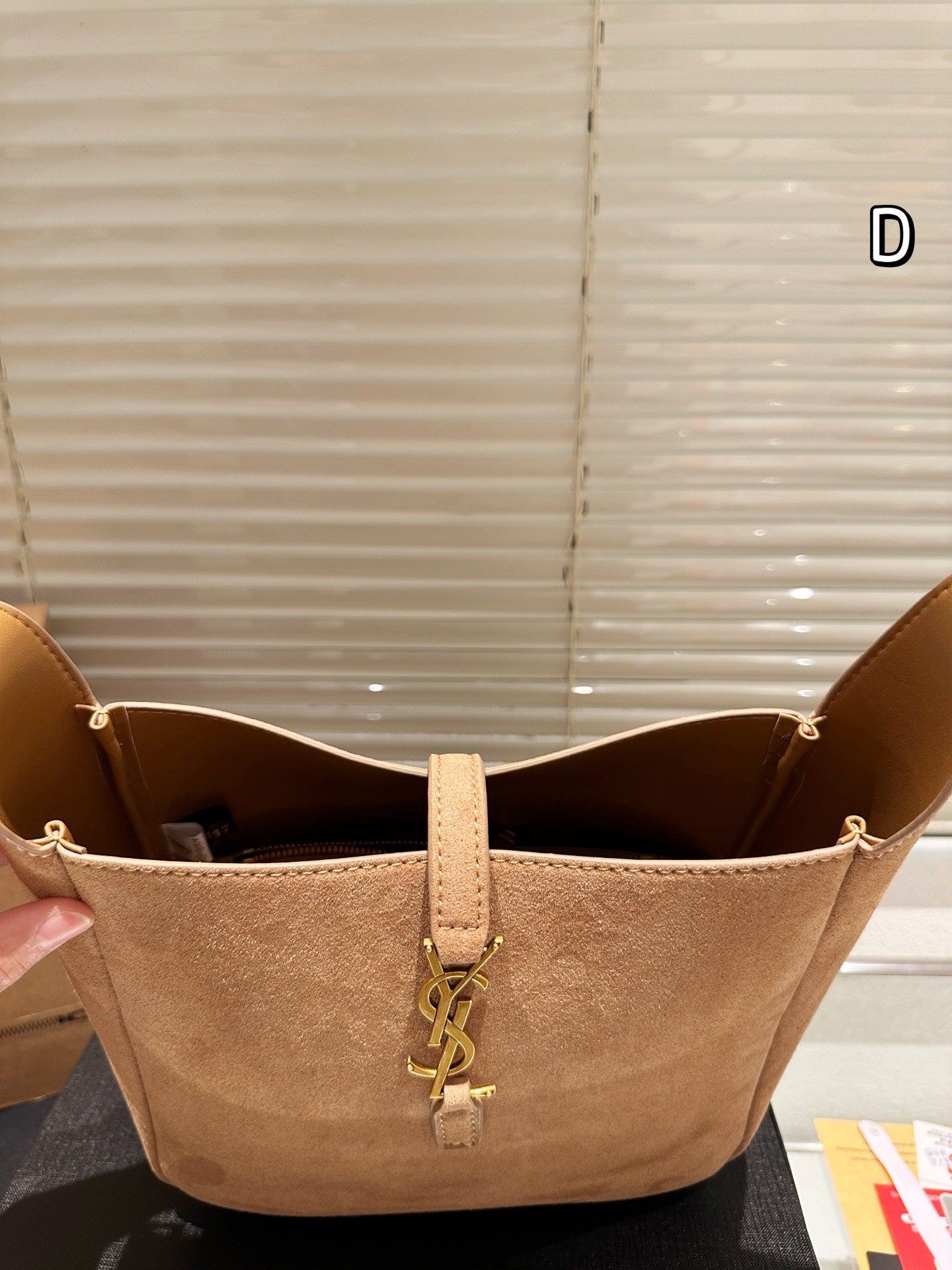 Sac à bandoulière en daim souple de la collection Le 5 à 7 d'Yves Saint Laurent