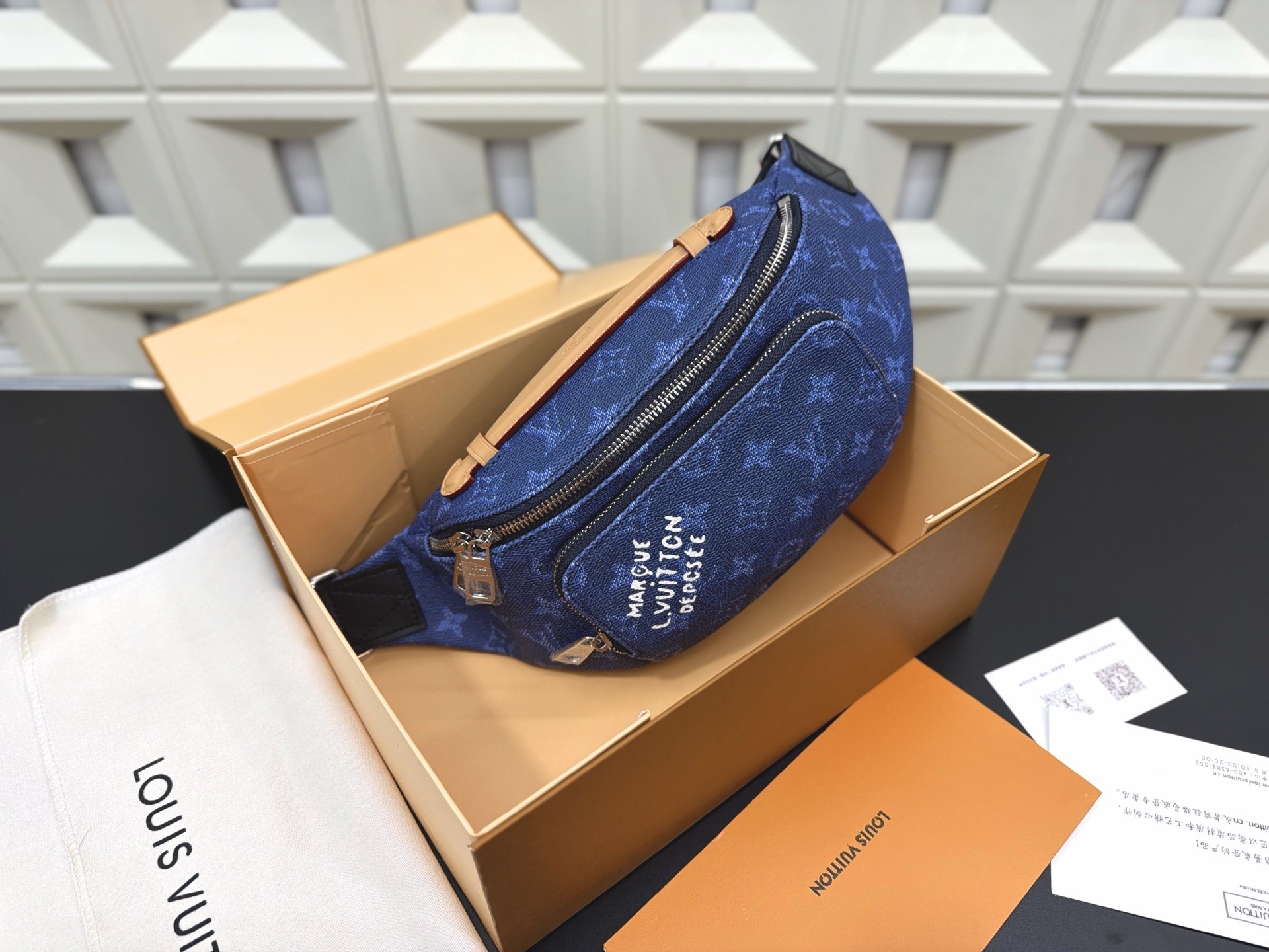 Louis Vuitton）Rush Bumbag