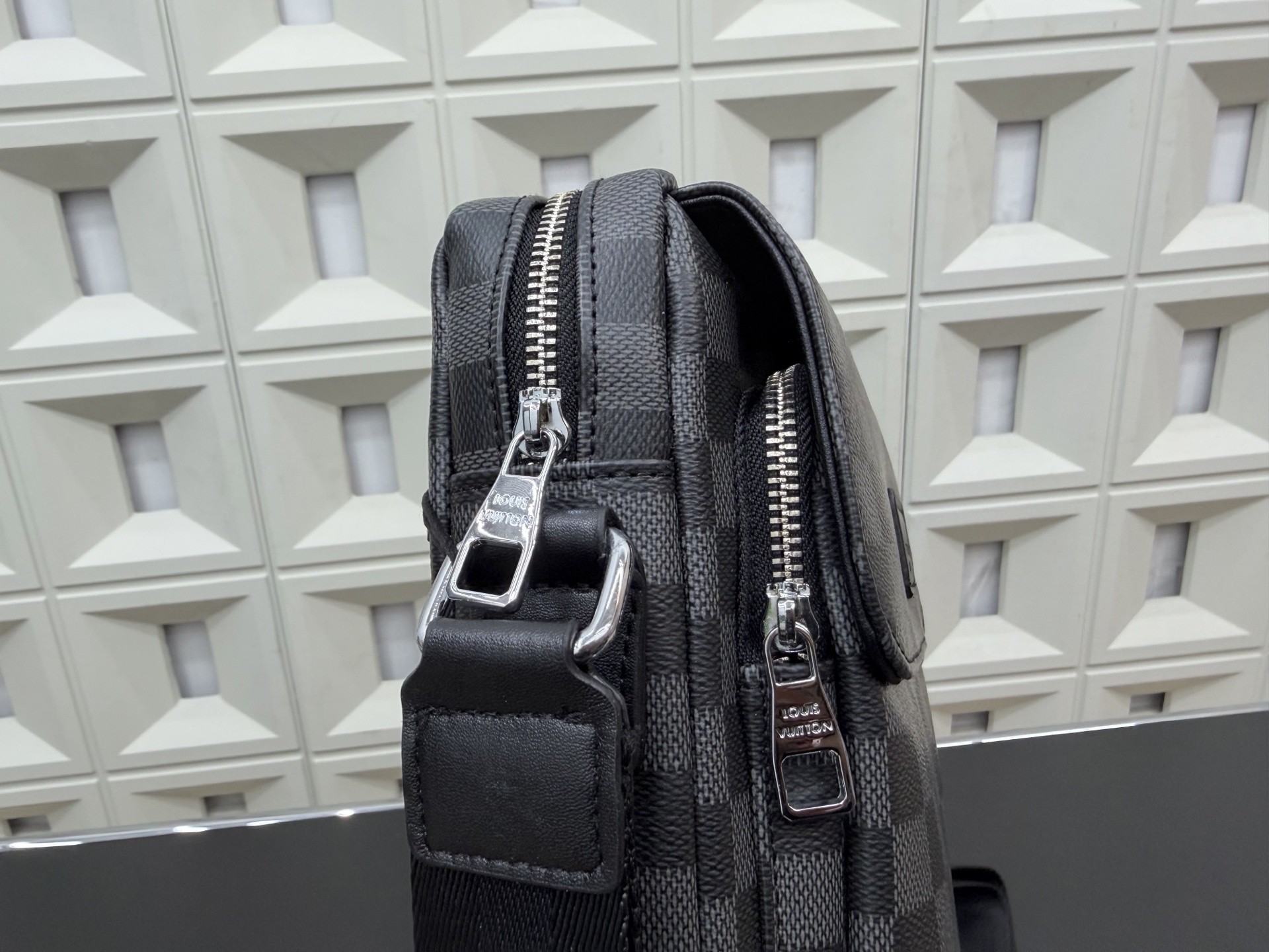 (Louis Vuitton) District PM