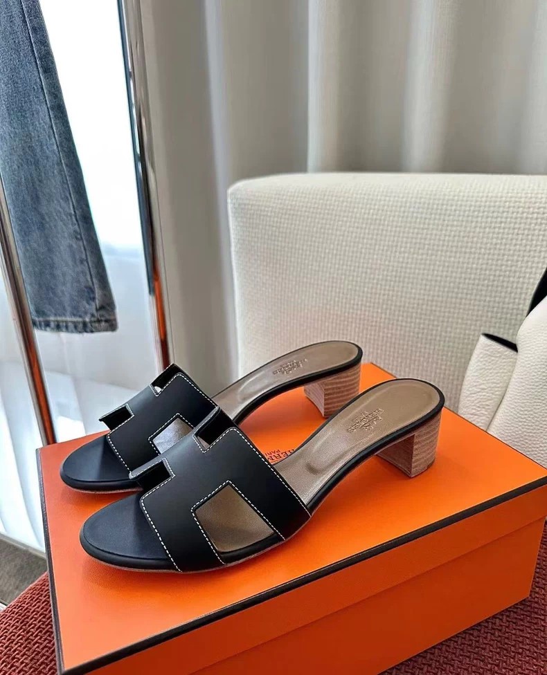Hermès' classic Oasis sandals.