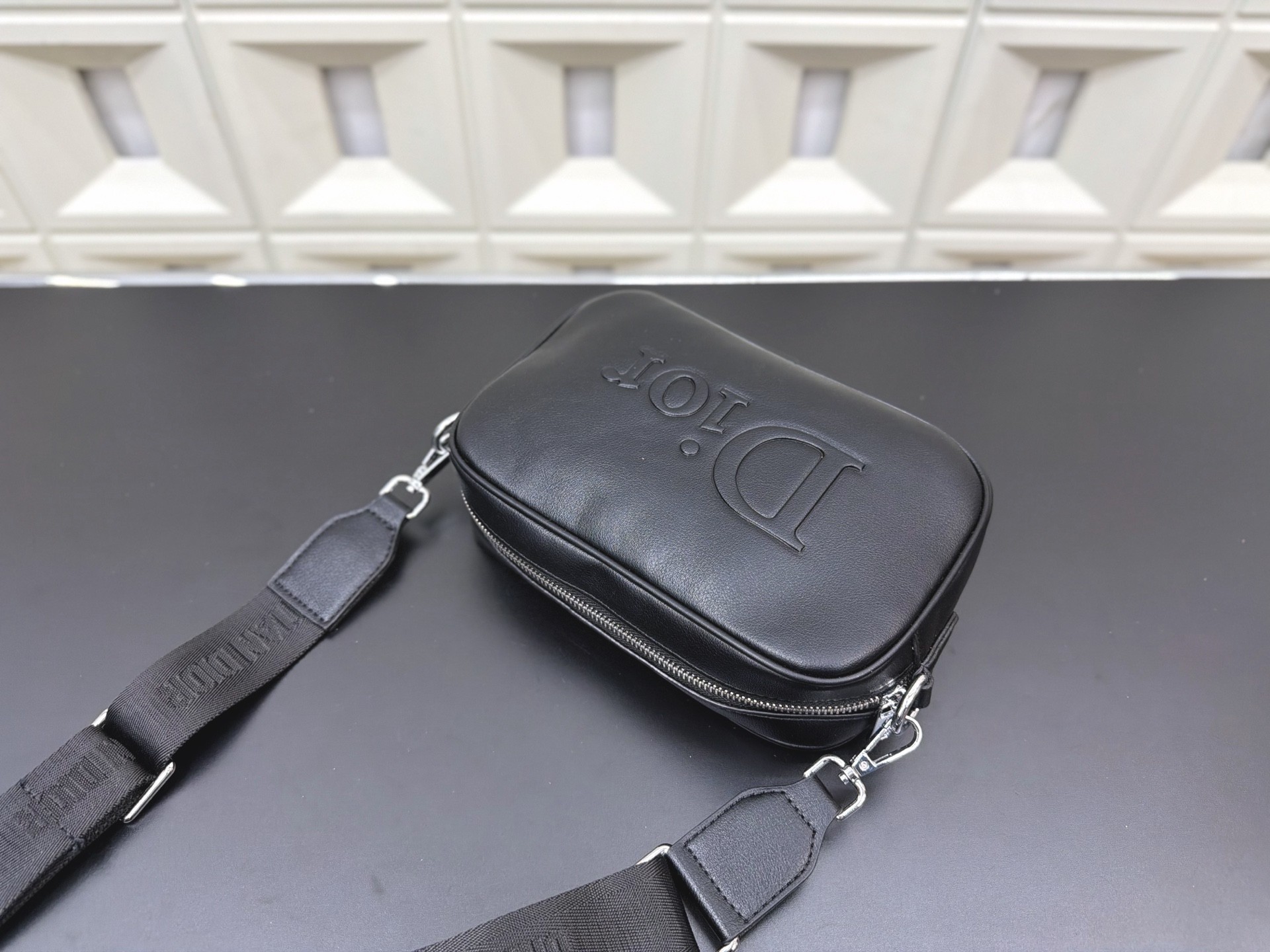 Sac à bandoulière noir Dior avec logo en relief