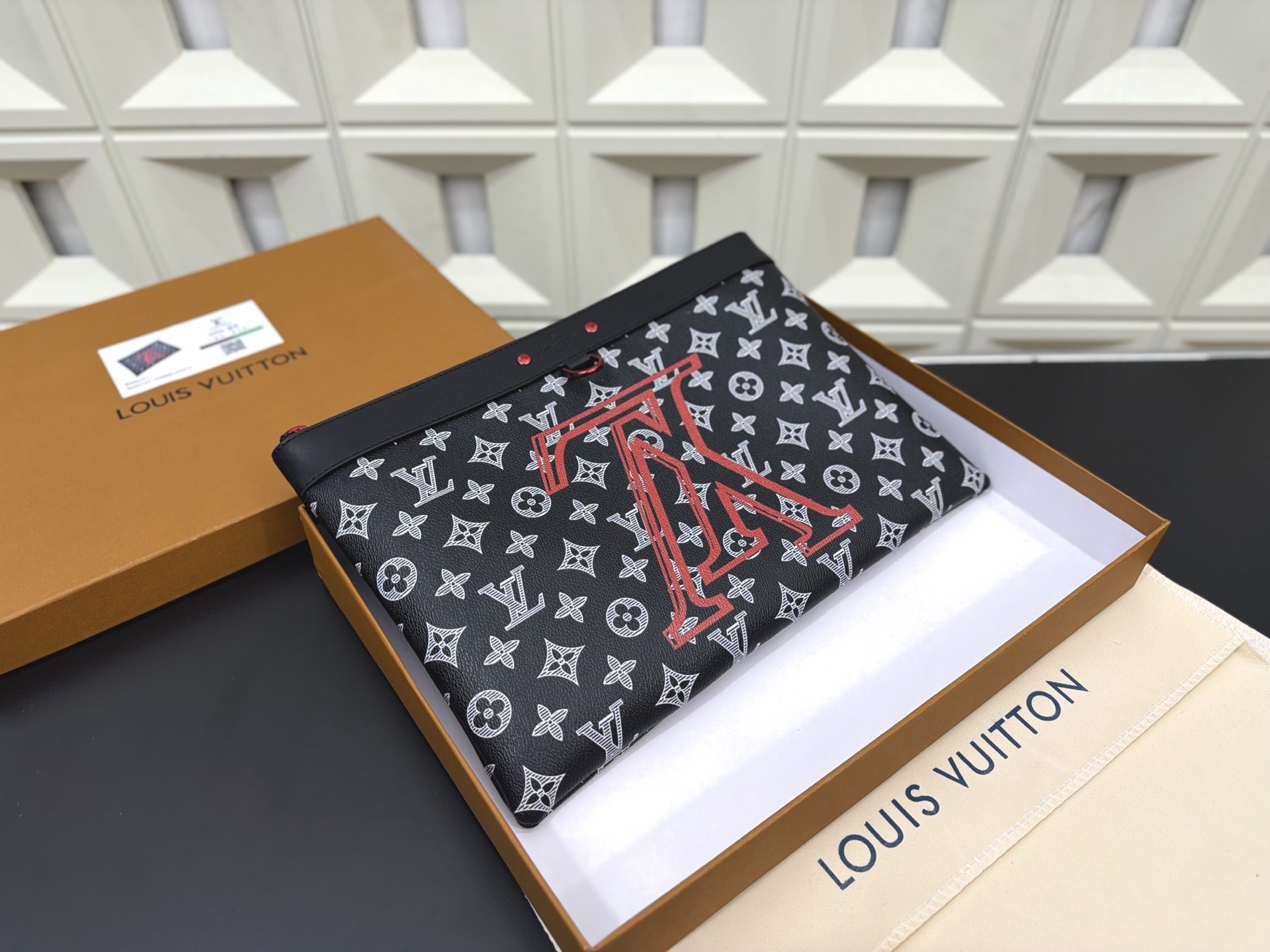 （Louis Vuitton）Monogram Ink Upside Down Pochette Apollo GM