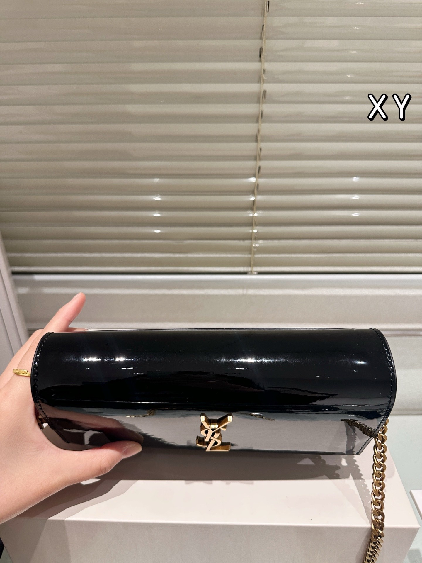 Sac à chaîne en cuir verni (Saint Laurent).