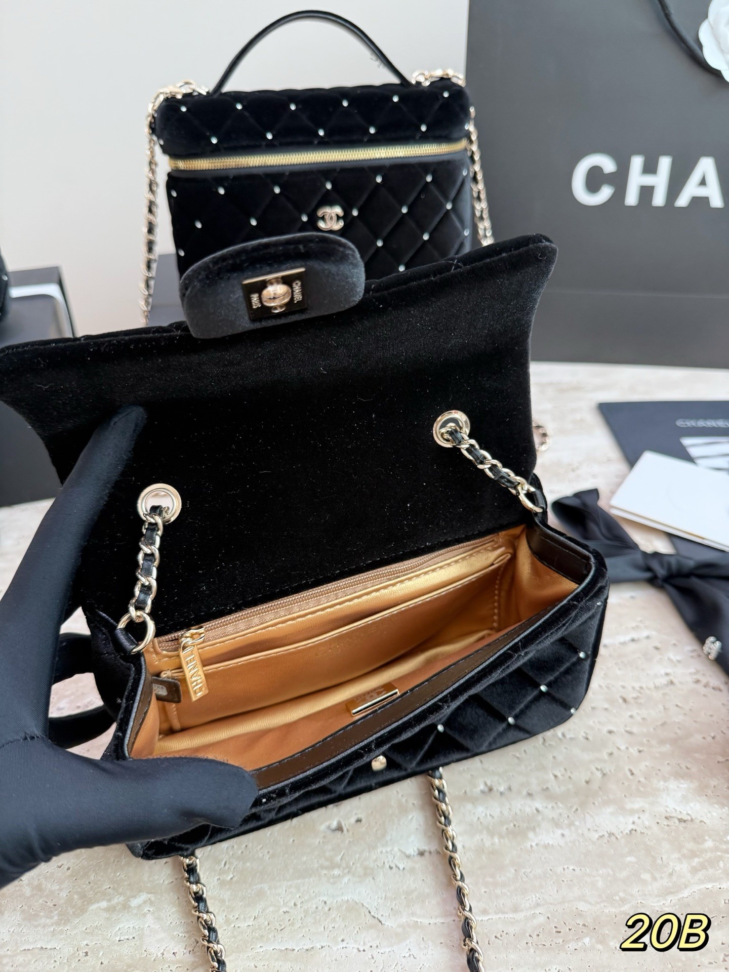 （Chanel）Sac à rabat en velours noir