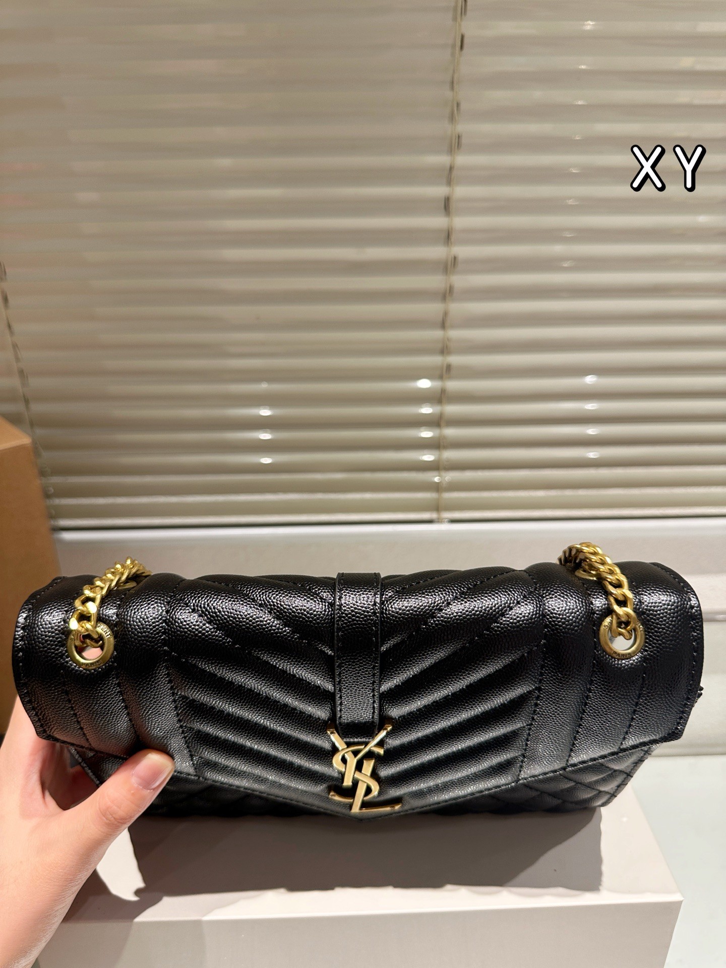 （Saint Laurent) un sac enveloppe de taille moyenne