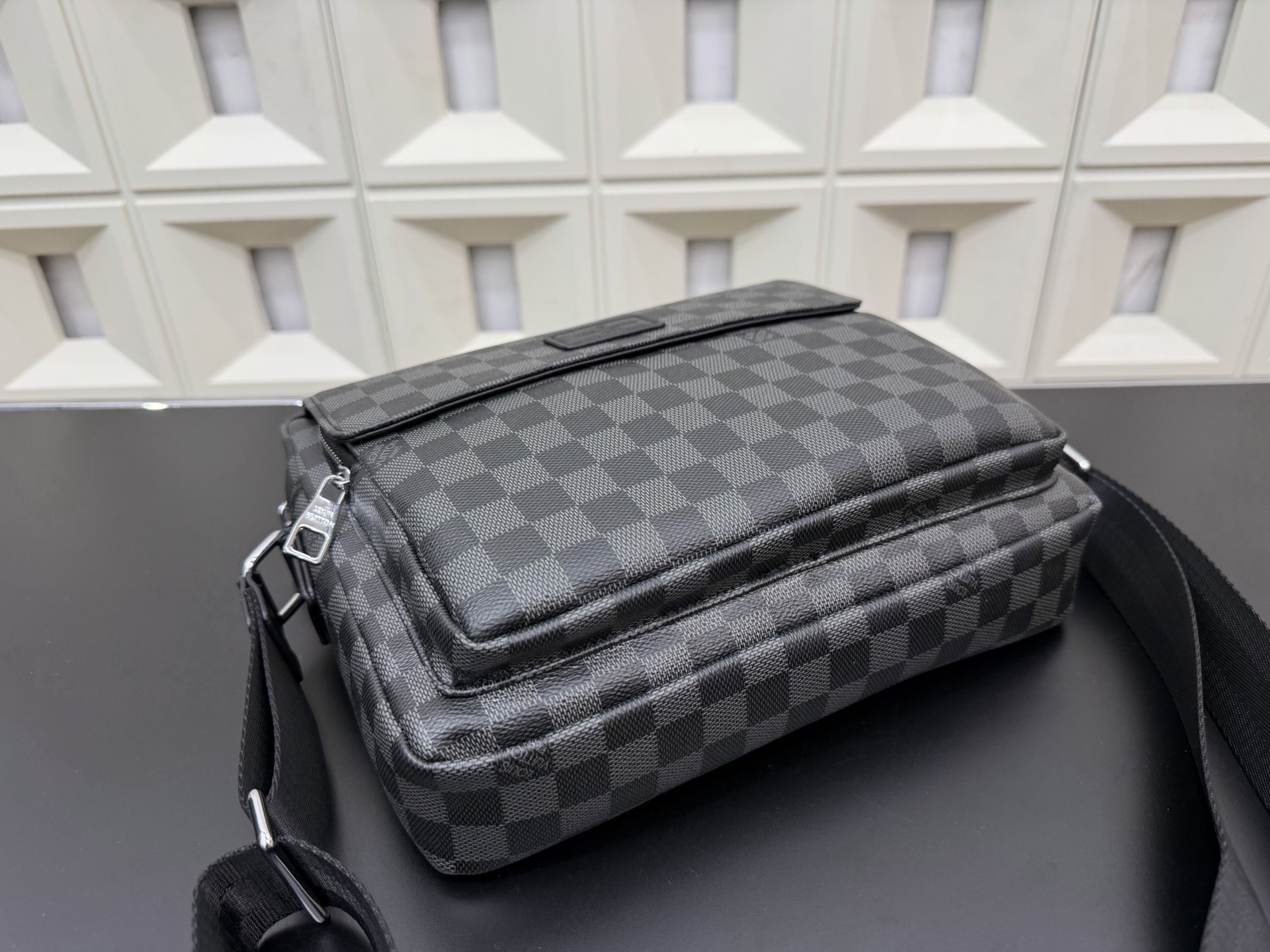 （Louis Vuitton）Monogram Macassar District PM