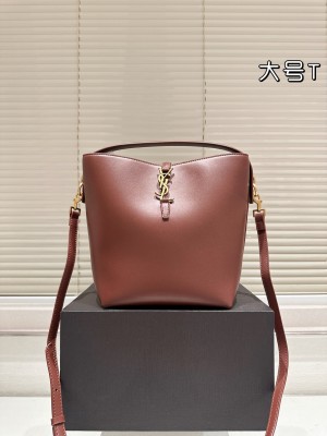 Le sac seau Le 37 d'Yves Saint Laurent