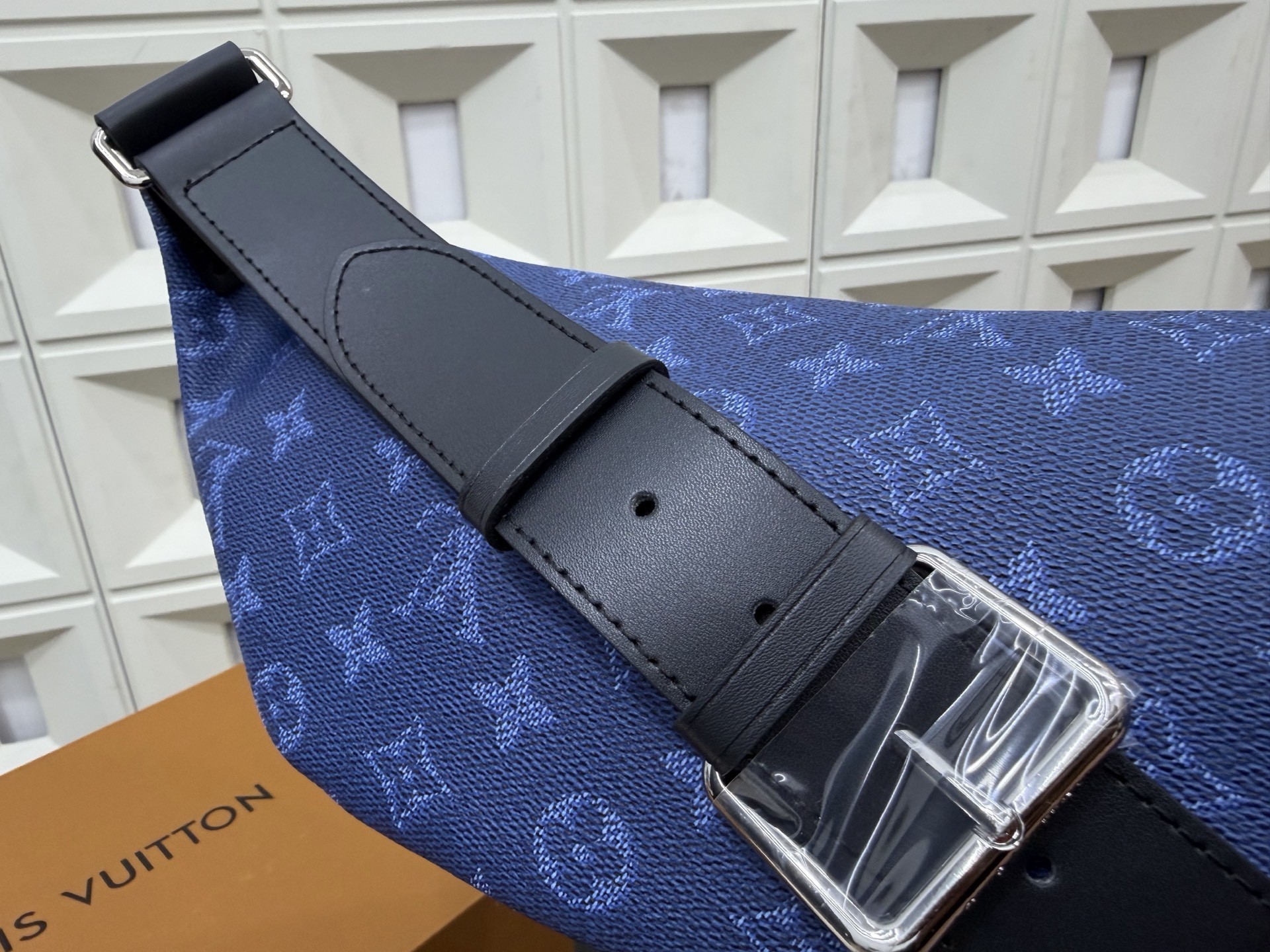 Louis Vuitton）Rush Bumbag