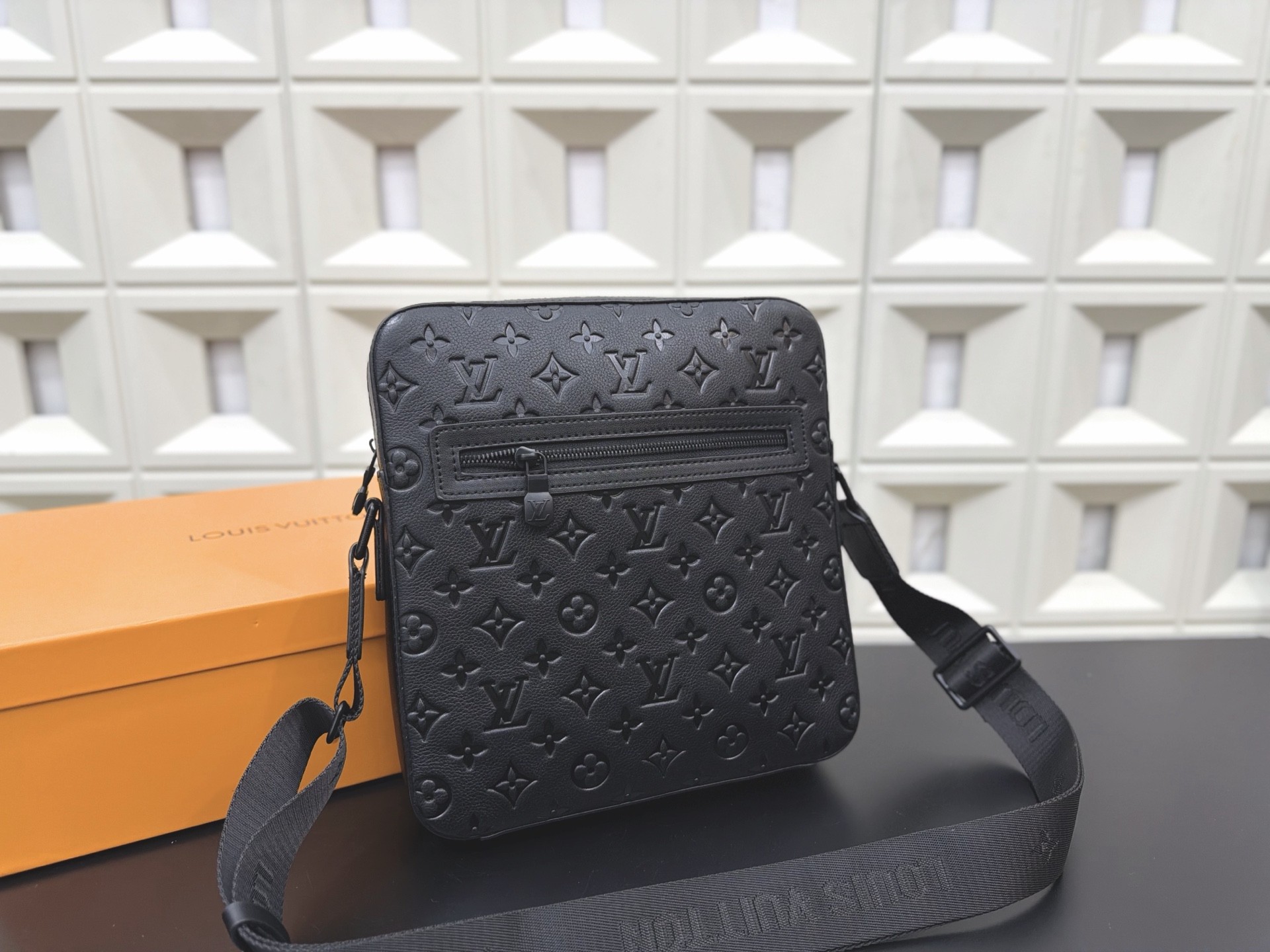 （Louis Vuitton）Trio Messenger bag